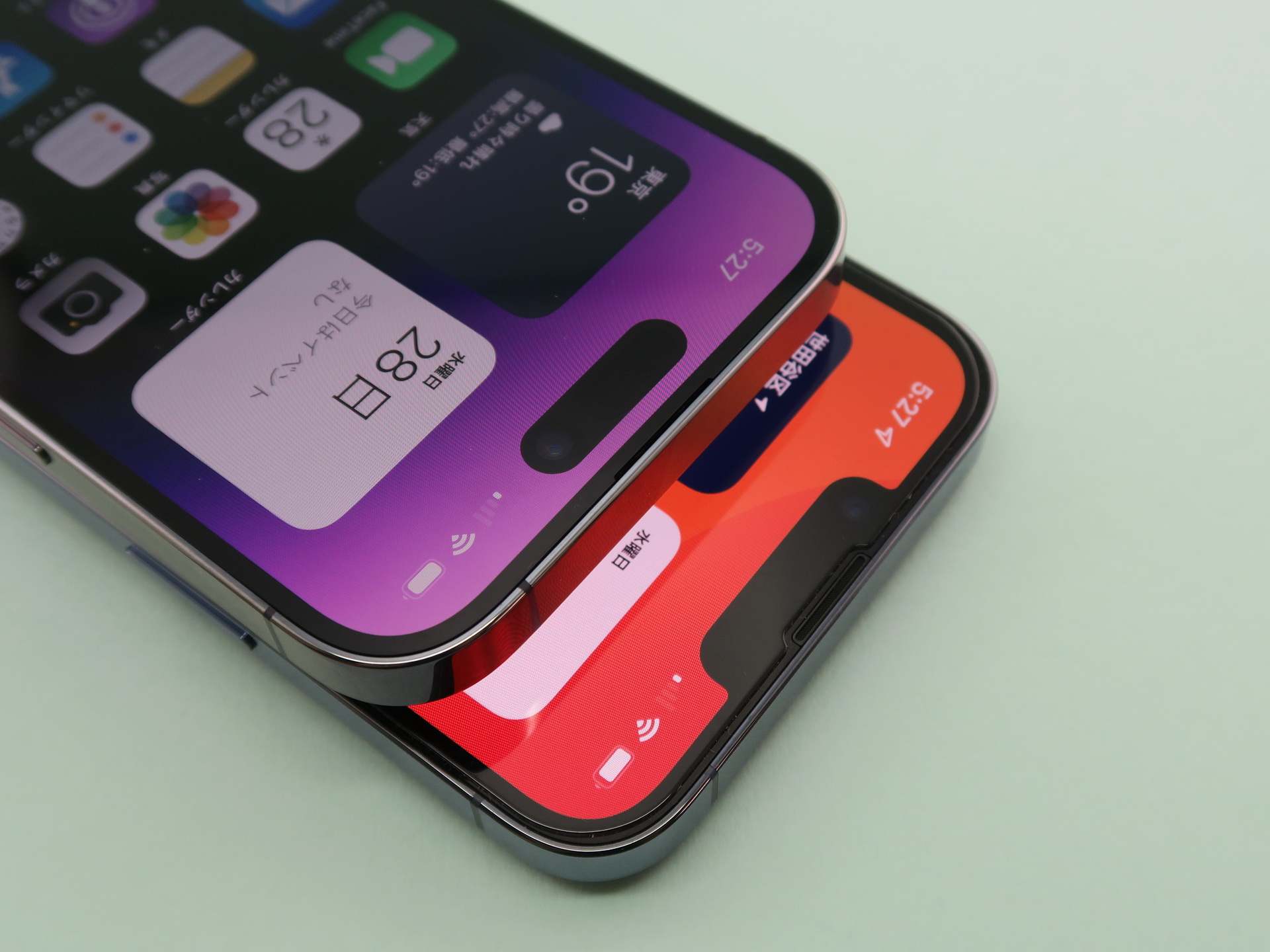 TrueDepthカメラのエリアは、「iPhone 13 Pro」（右）のノッチ（切り欠き）から、楕円形のパンチホールに変更された。外観にも少し新鮮さがある