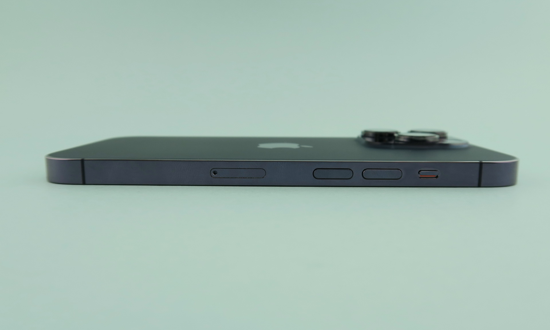 「iPhone 14 Pro」の側面はステンレスフレームの光沢仕上げ。左側面には分割式の音量キー、 着信/サイレントスイッチ、ピンで取出すタイプのSIMカードトレイを備える