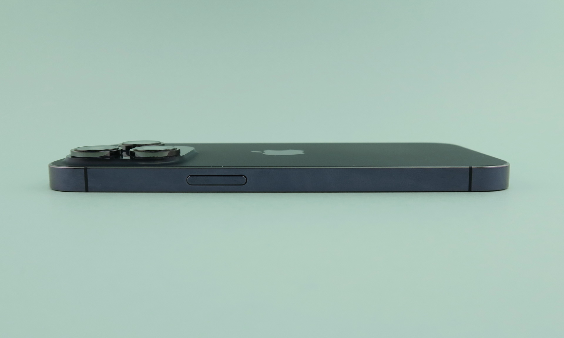 「iPhone 14 Pro」の右側面には電源キーを備える。側面は光沢仕上げのため、指紋や手の跡がかなり目立ってしまう。ケースを装着して、あまり目立たないようにしたい