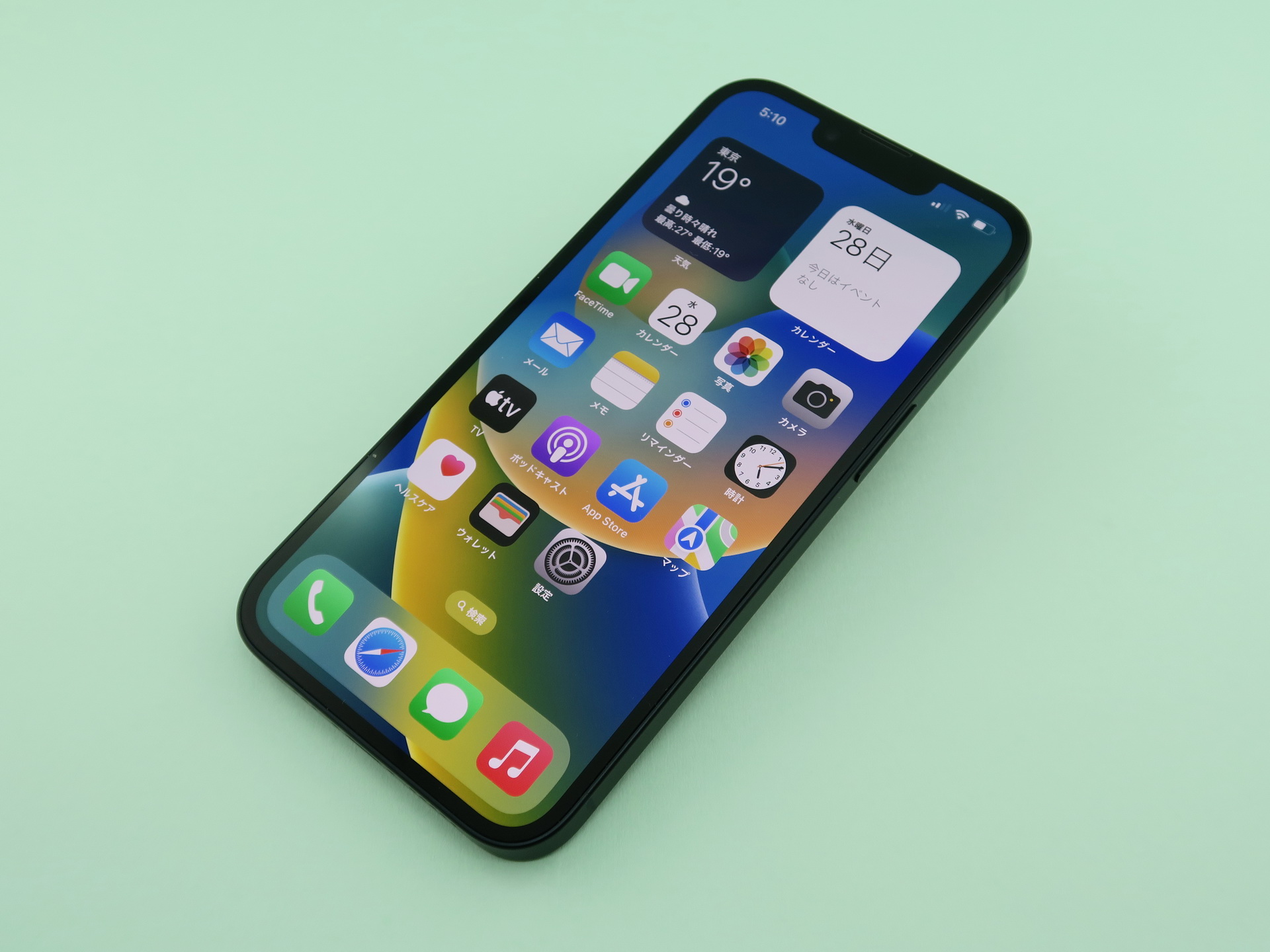 アップル「iPhone 14」、約146.7mm（高さ）×71.5mm（幅）×7.80mm（厚さ）、約172g（重量）、ミッドナイト（写真）、パープル、スターライト、PRODUCT RED、ブルーをラインアップ