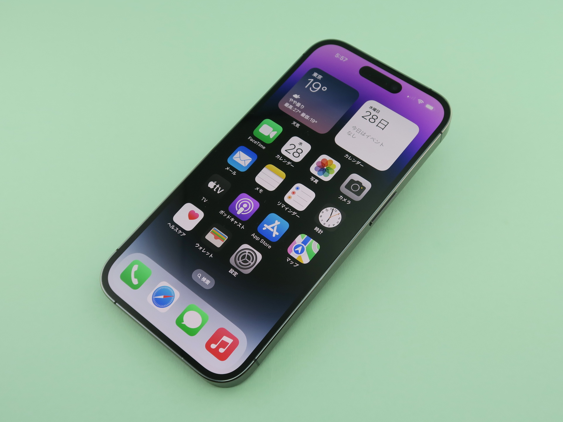 アップル「iPhone 14 Pro」、約146.7mm（高さ）×71.5mm（幅）×7.85mm（厚さ）、約206g（重量）、ディープパープル（写真）、スペースブラック、シルバー、ゴールドをラインアップ