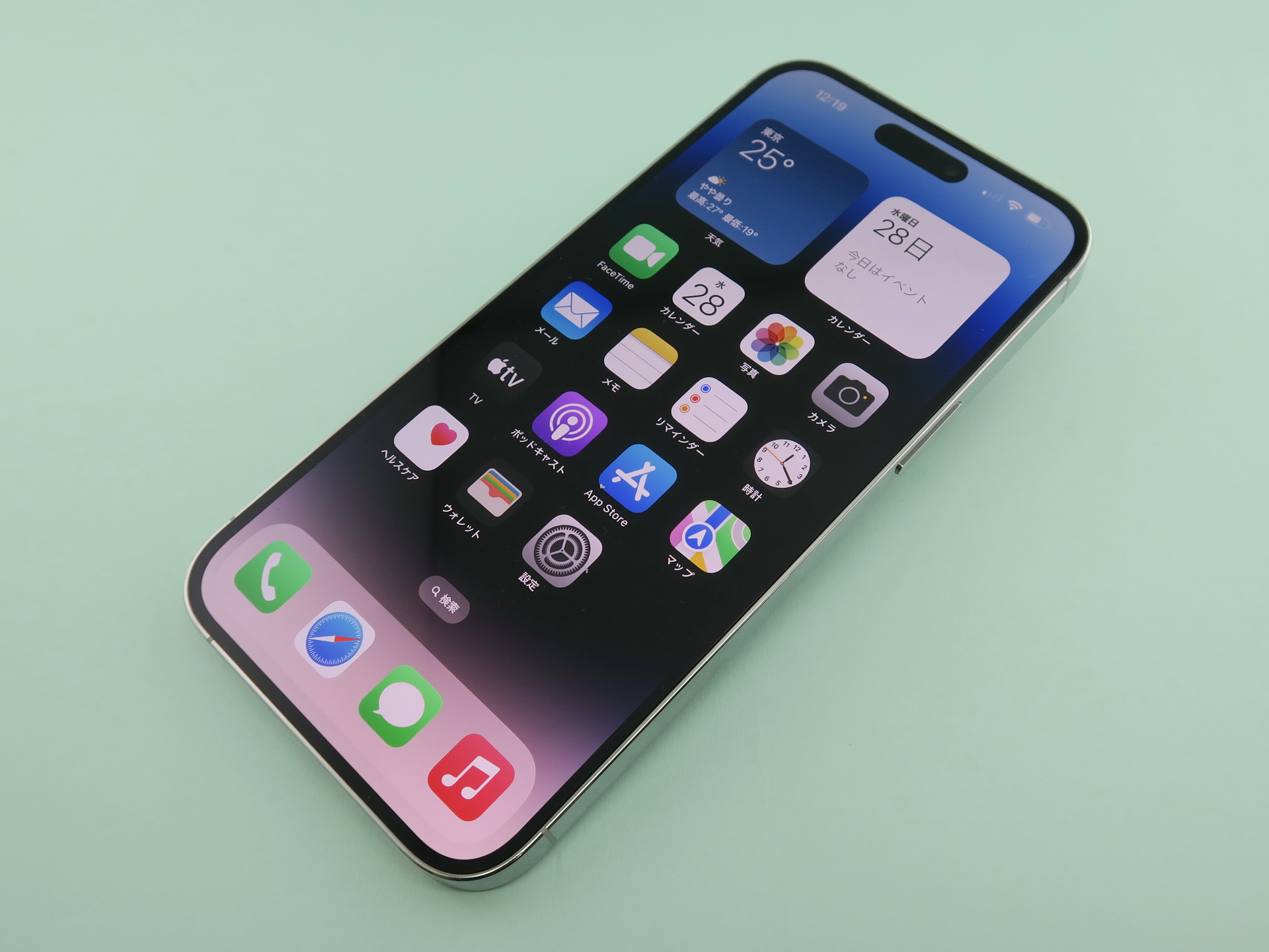 アップル「iPhone 13 Pro Max」、約160.7mm（高さ）×77.6mm（幅）×7.85mm（厚さ）、約240g（重量）、シルバー（写真）、スペースブラック、ゴールド、ディープパープルをラインアップ