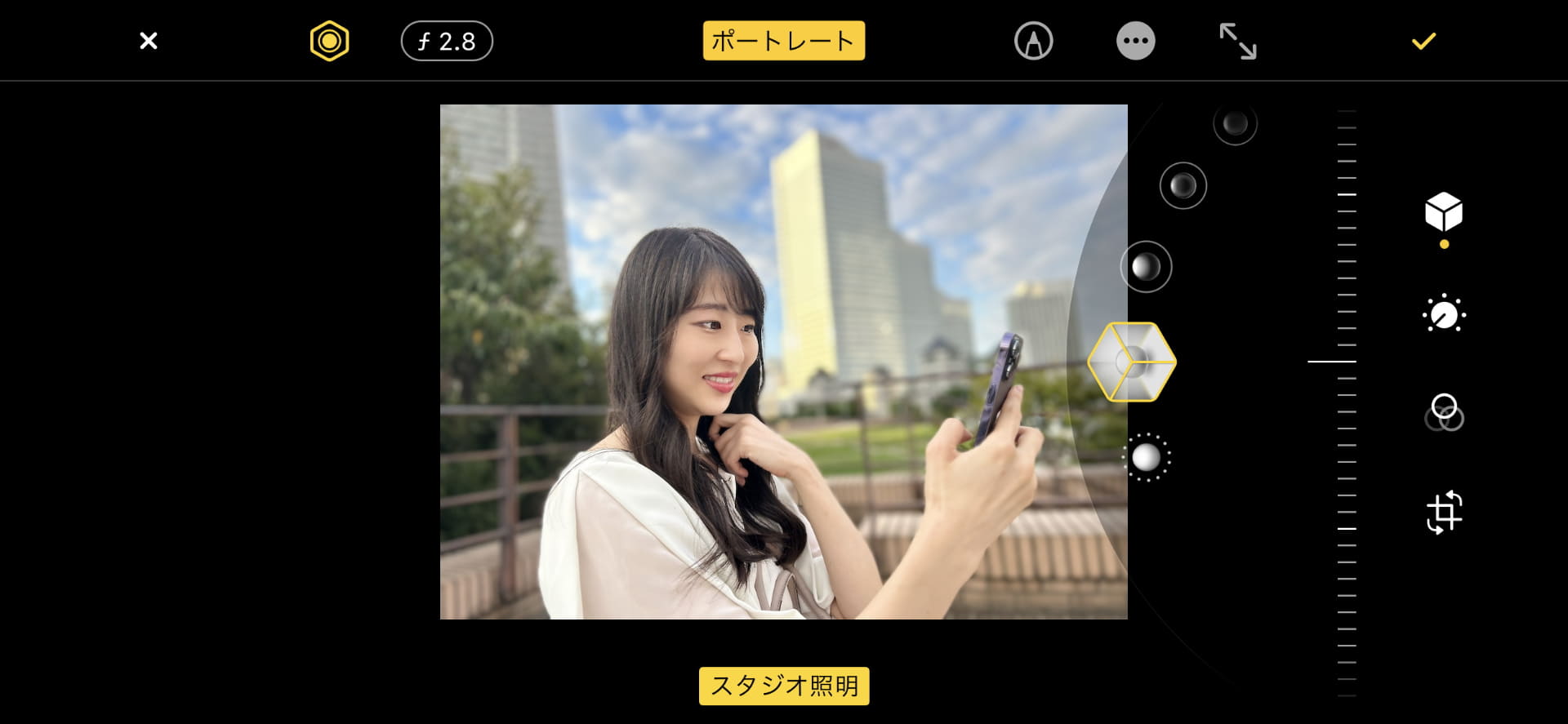 従来モデル同様、ポートレートで撮影した写真は照明の加工などができる。縦画面と横画面のどちらでも操作しやすいユーザーインターフェイス