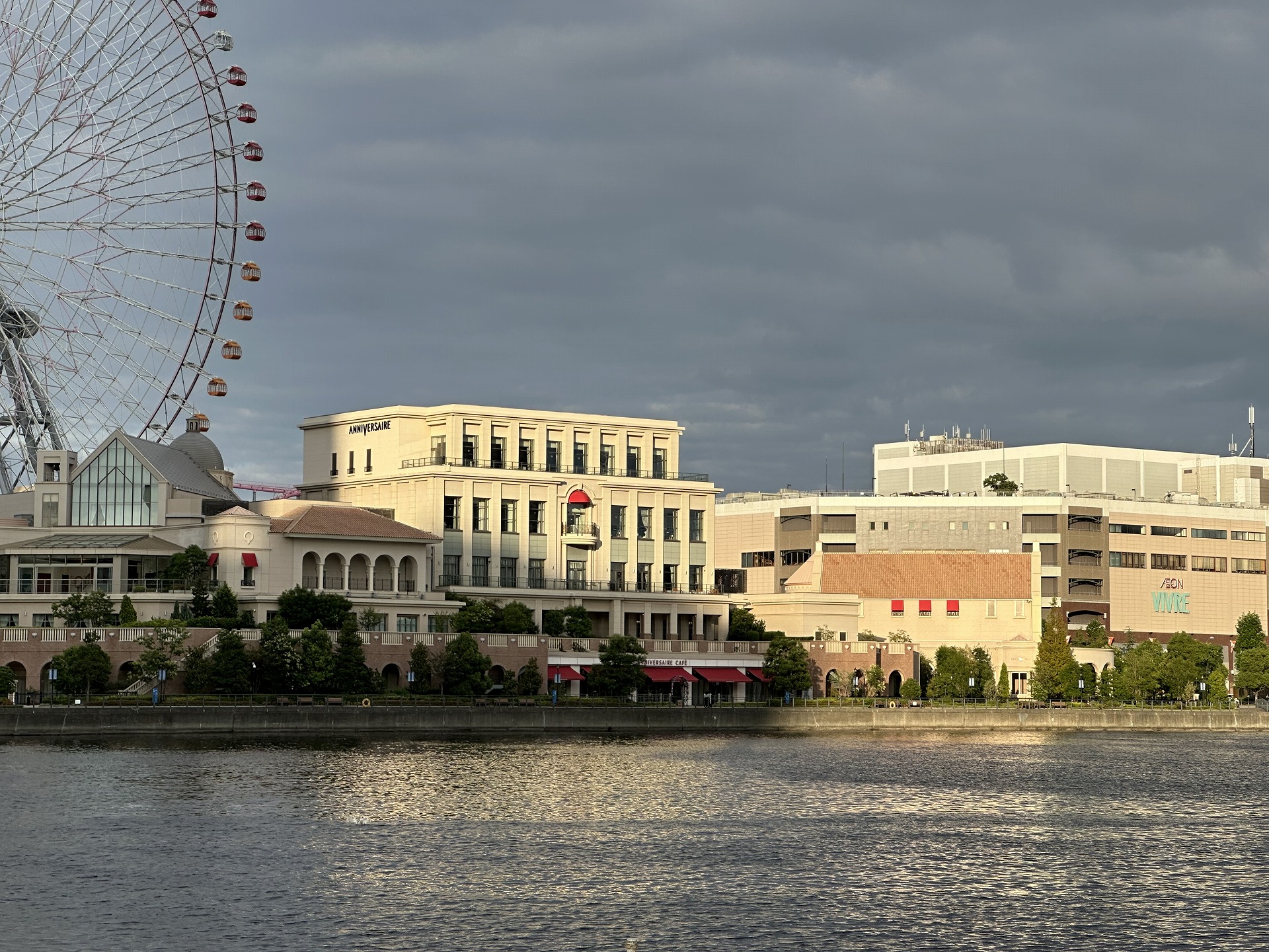 「iPhone 14 Pro」の望遠カメラで撮影。建物の窓の中、明暗がある樹木の付近もきれいに撮れている