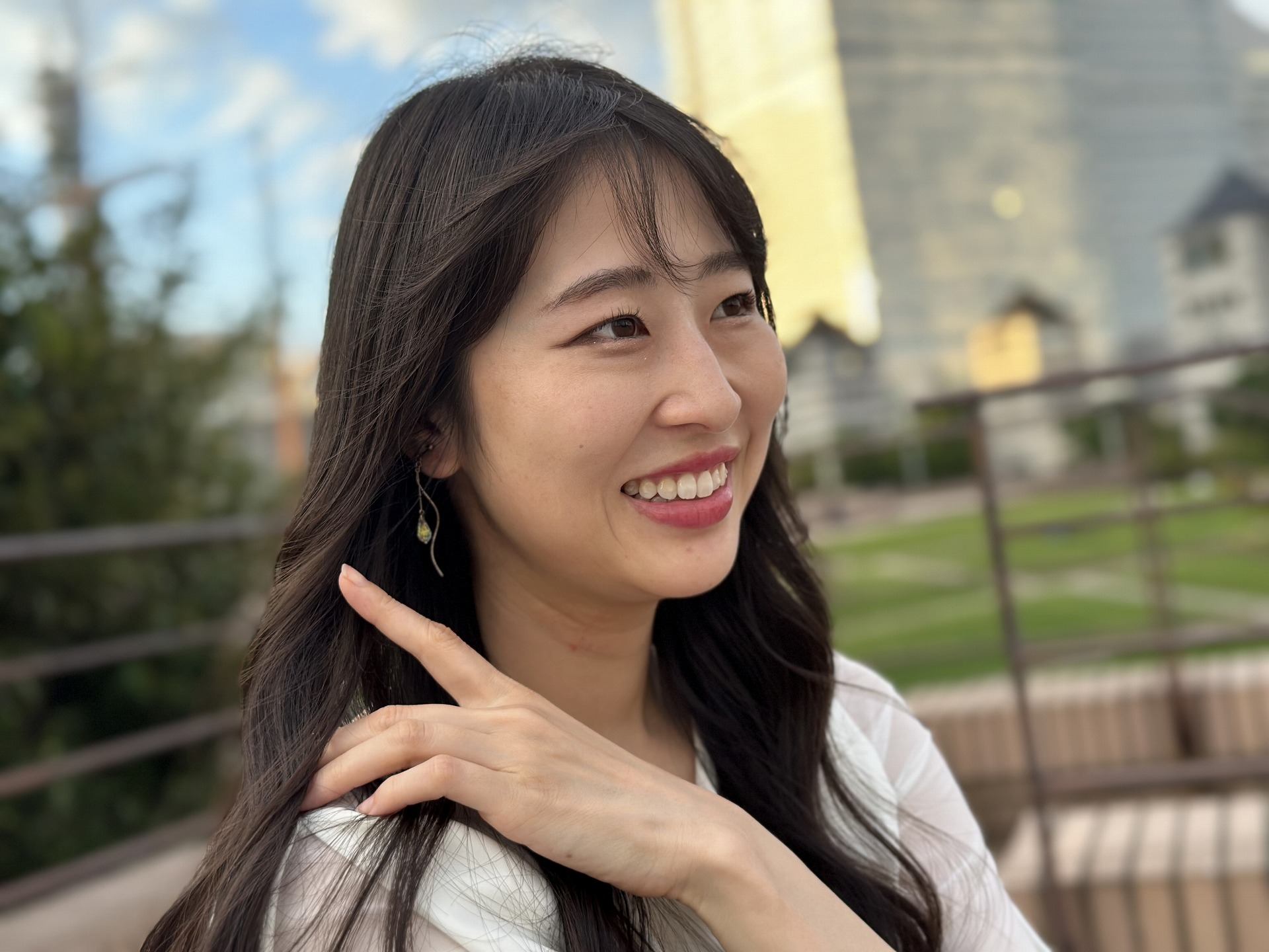 「iPhone 14 Pro」のメインカメラで被写体に寄って、撮影。背景のボケ具合いが強くなり、一段と人物が際立って見える