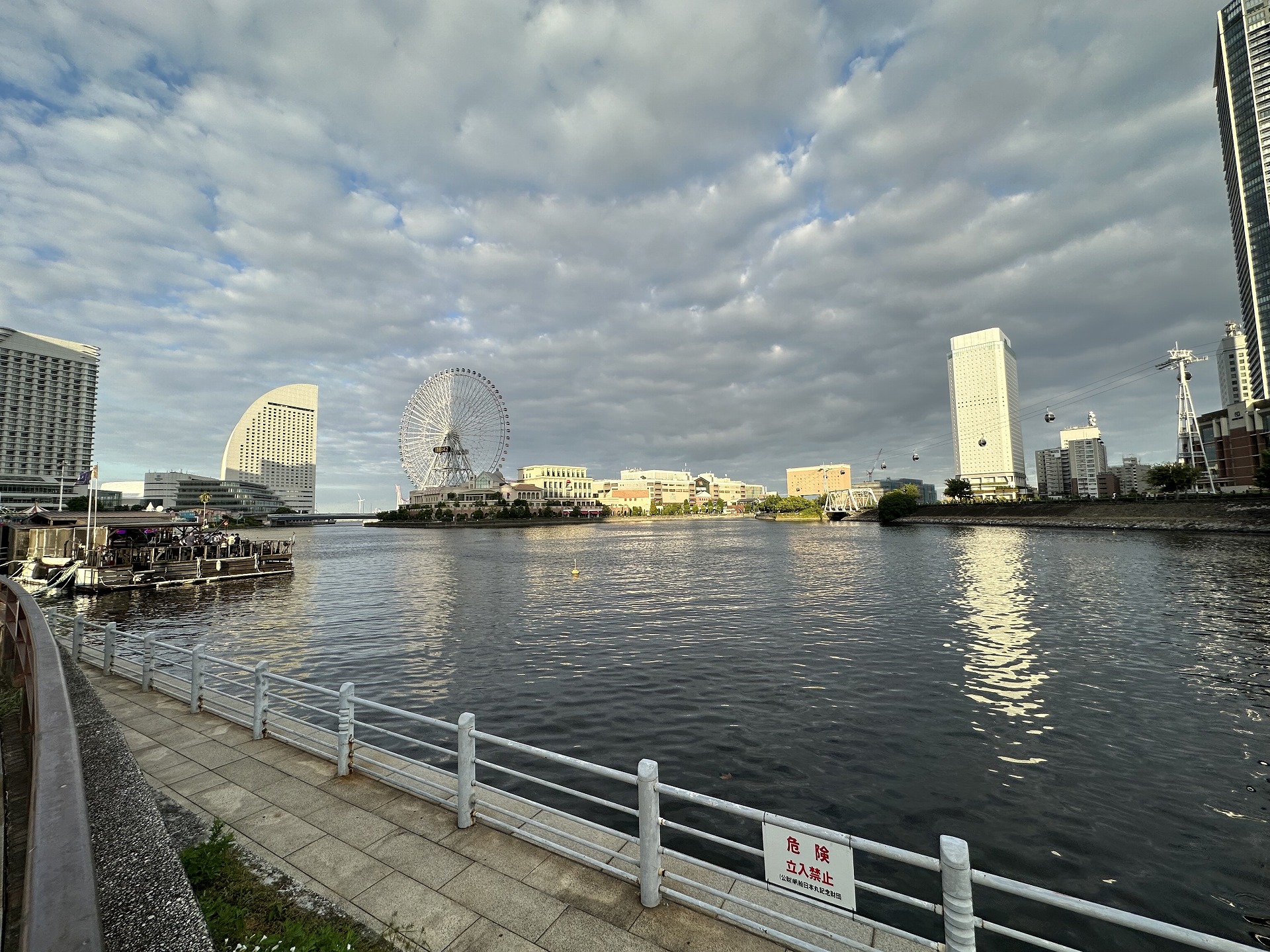 「iPhone 14 Pro」の超広角カメラで撮影。右端のビルなどもあまり歪みがなく、きれいに撮影できている