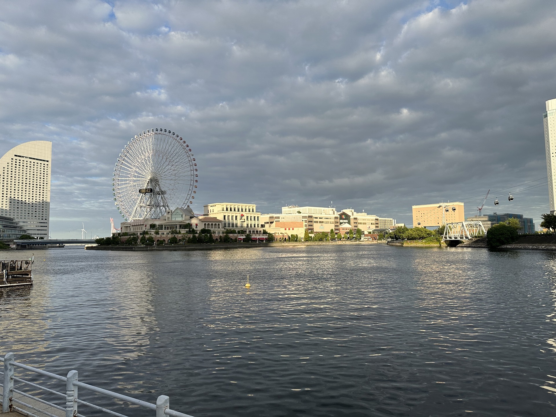 「iPhone 14 Pro」のメインカメラで撮影。曇り空で夕刻だったため、水面は少し暗めになったが、陽が当たっている中央奥の建物は明るく撮れている