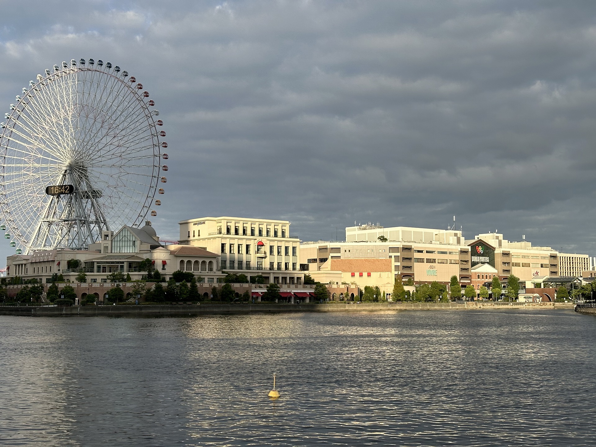 「iPhone 14 Pro」のメインカメラを2倍に切り替えて撮影。中央の建物も左側の観覧車もきれいに撮れている