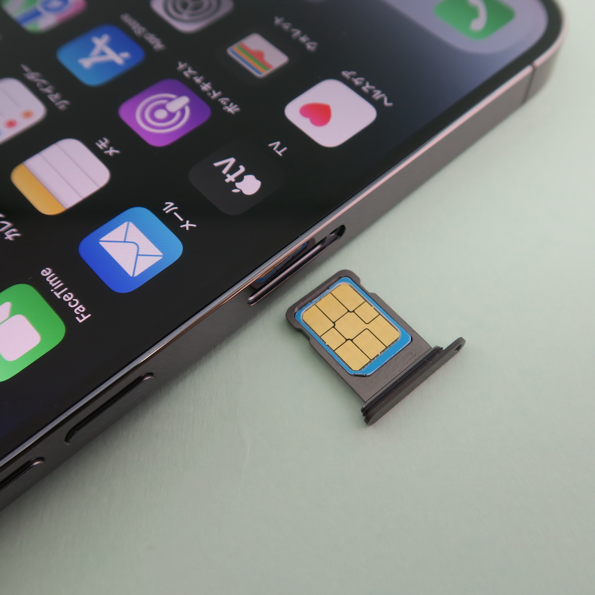 SIMカードスロットも従来同様、nanoSIMを1枚のみ、装着可能。eSIMにも対応しており、povoなど、一部のサービスはnanoSIMからeSIMへの転送にも対応する