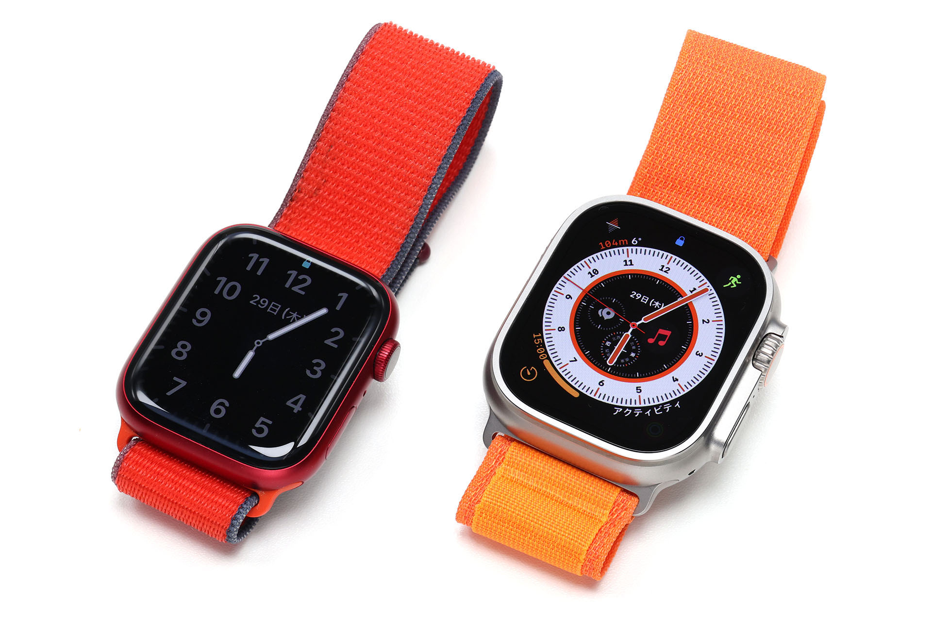 左はApple Watch Series 8と同様のデザインのApple Watch Series 7（45mm）。右はApple Watch Ultraだが、パッと見比べると、ふた周りくらい大きくなり、かなりゴツくなったように見える。
