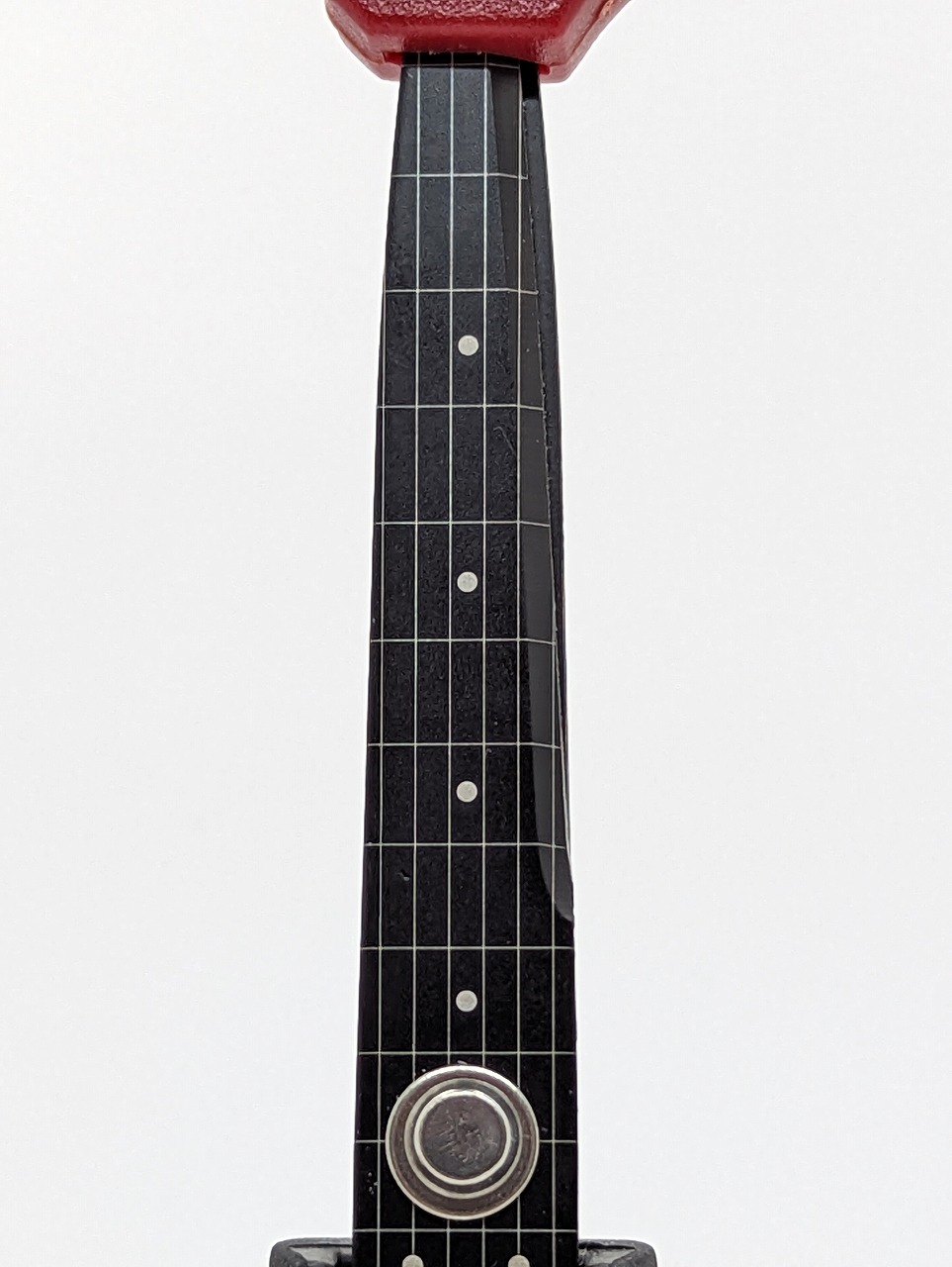 側面や斜め横から見ると斜面上に描かれて曲がっているように見えていた弦だが正面から見ると完璧な直線に見える