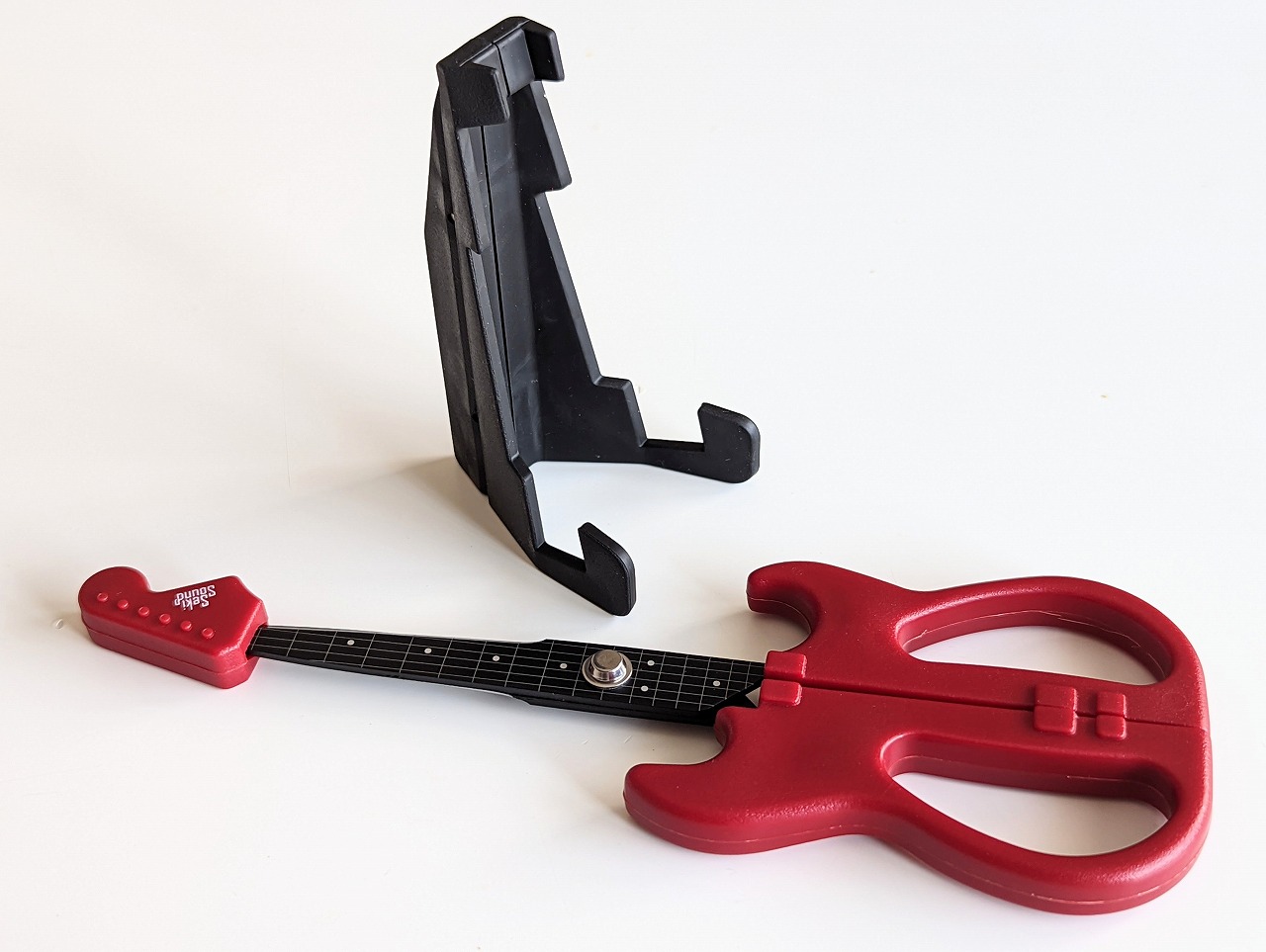 金属ピン1本だけで簡単に組み上がるギタースタンドは無くてはならない小物だ