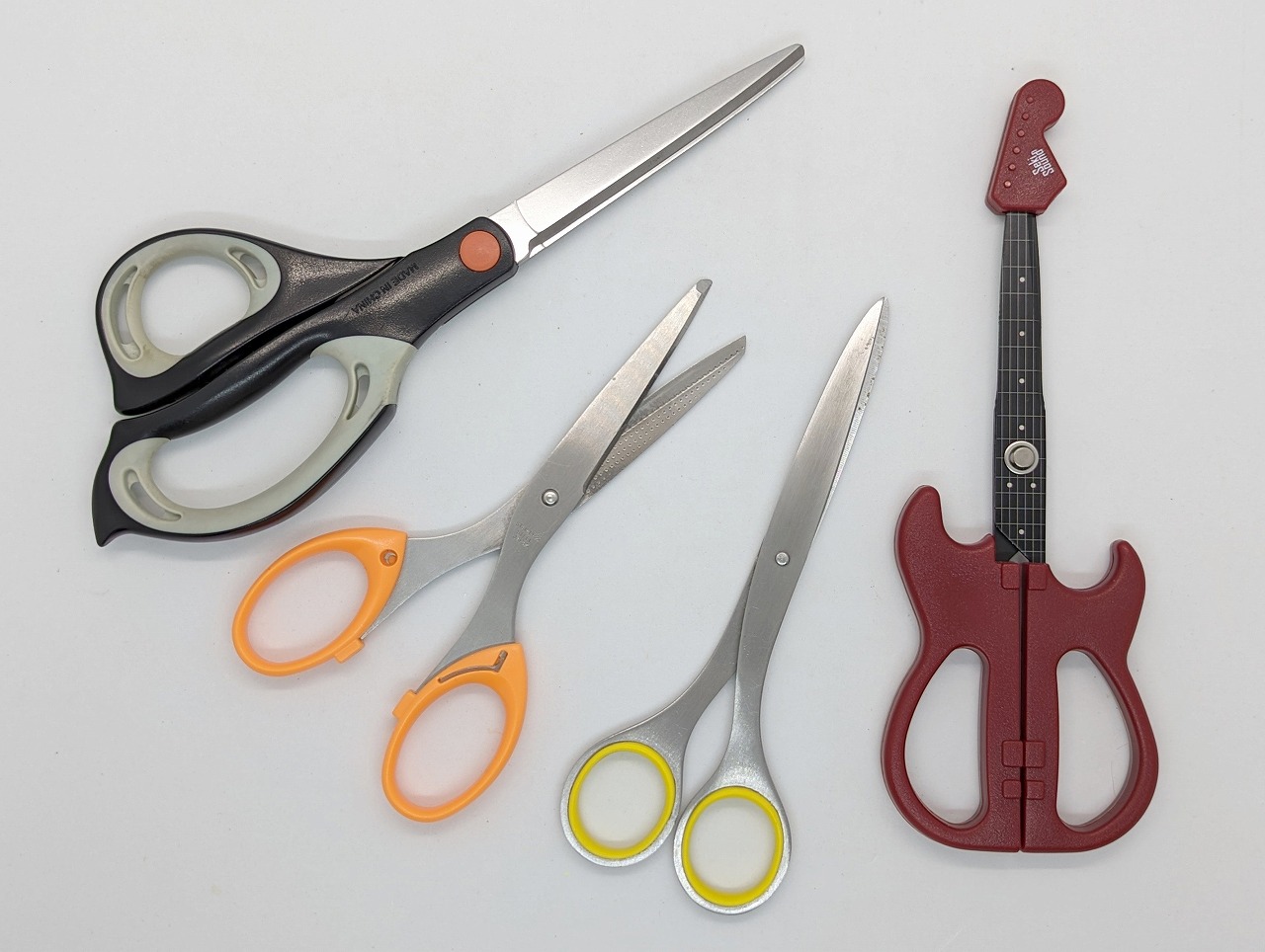 エレキギター型の関の刃物もたくさんある筆者の周囲のハサミの仲間入りをした