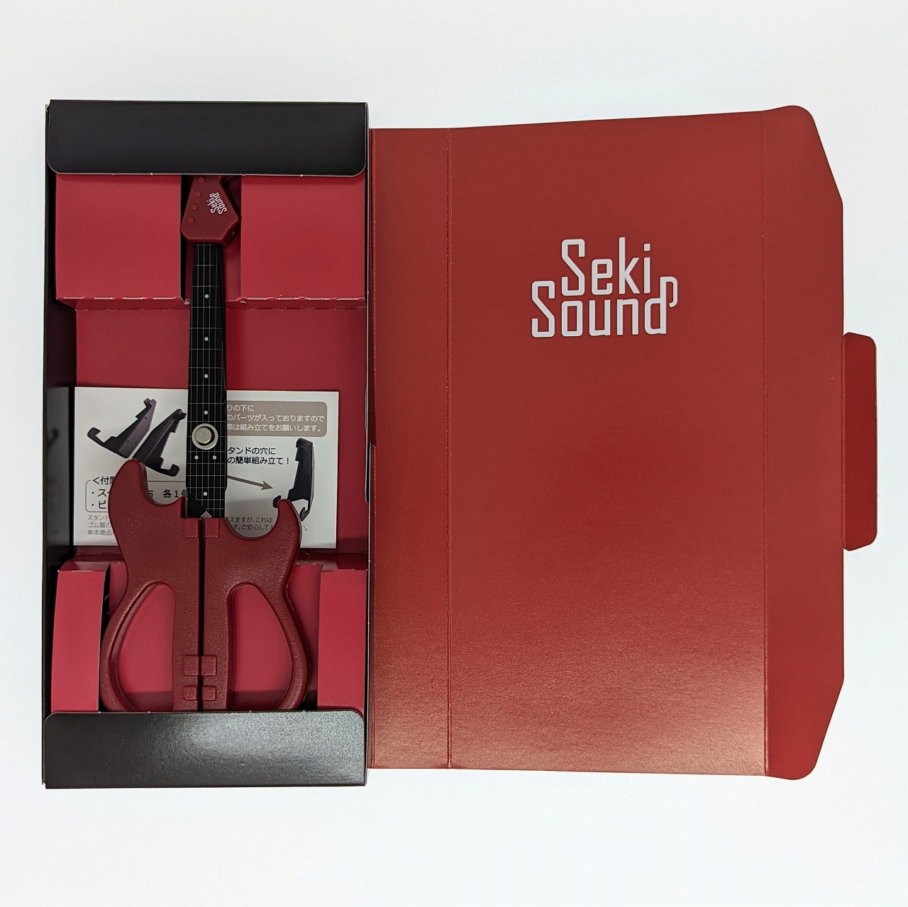 本体と付属のギタースタンドの組み立て手順紙片だけのシンプルさ