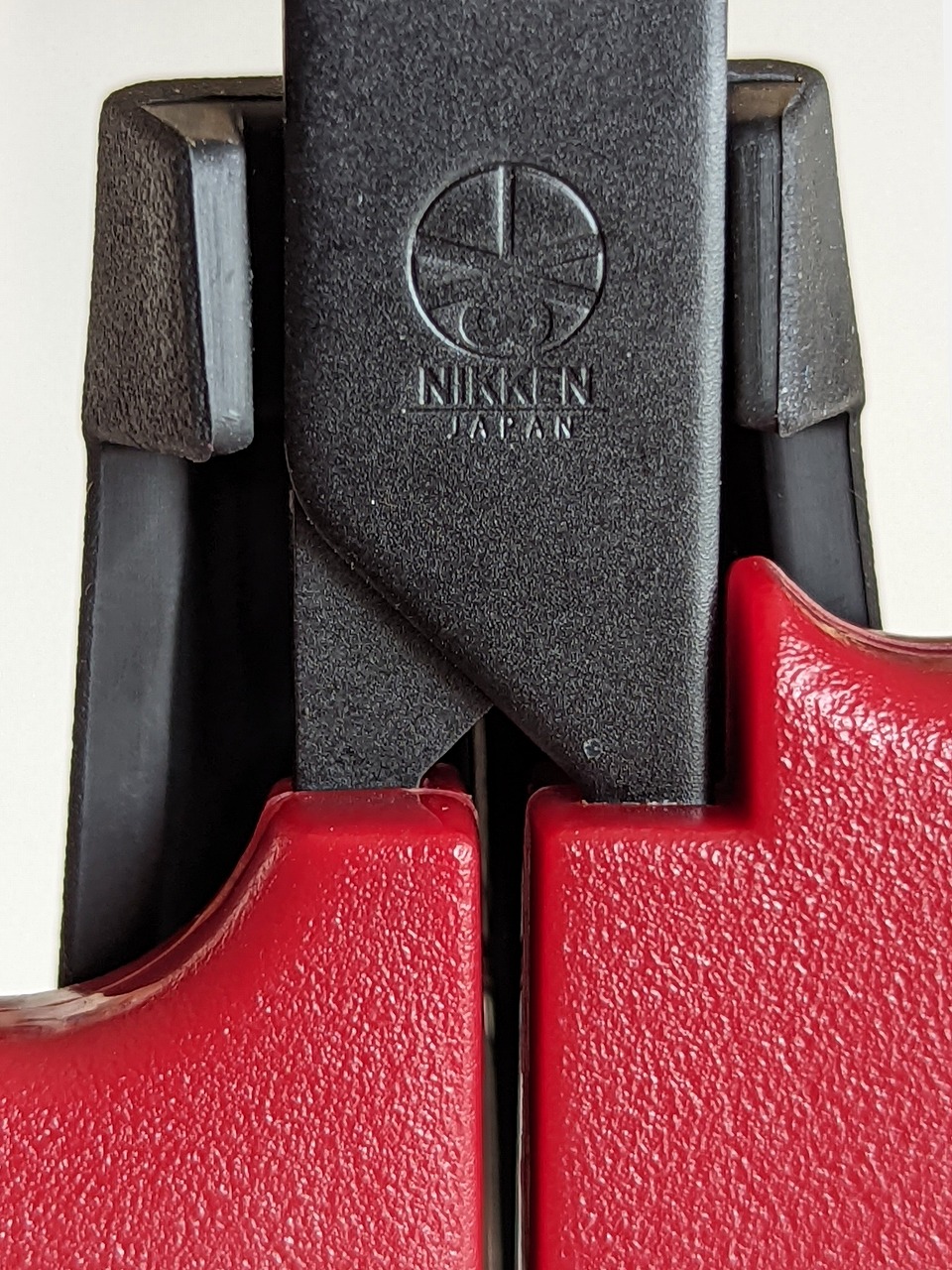 背面のちょうどネジ（要）の反対側にはNIKKENのブランドアイコンが配置されている