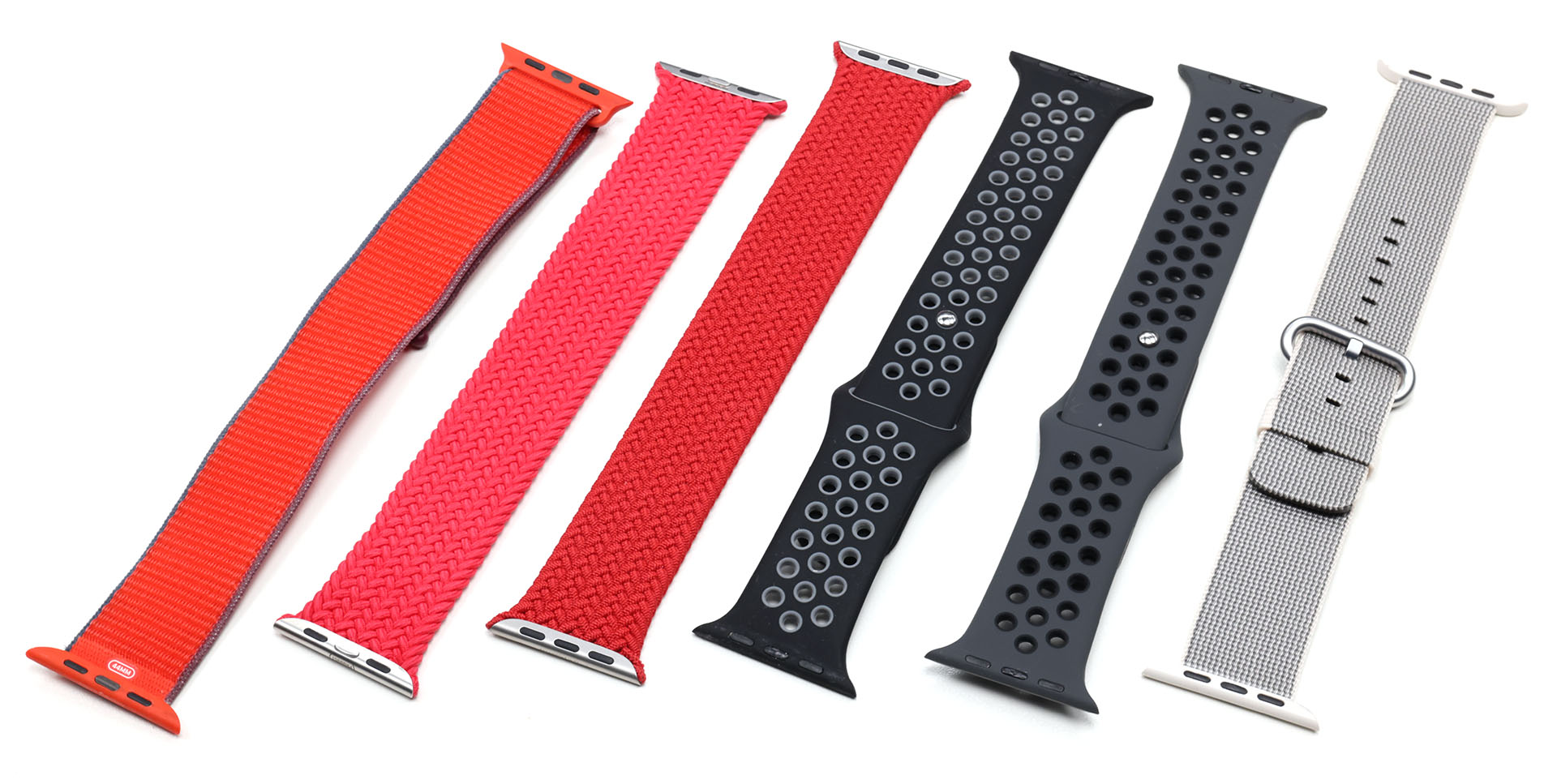 俺所有のApple Watch用バンドの一部。徐々にたまってけっこうな本数がある。新型Apple Watchでこれらバンドが使えないとなると、それはソレでかなり痛い。