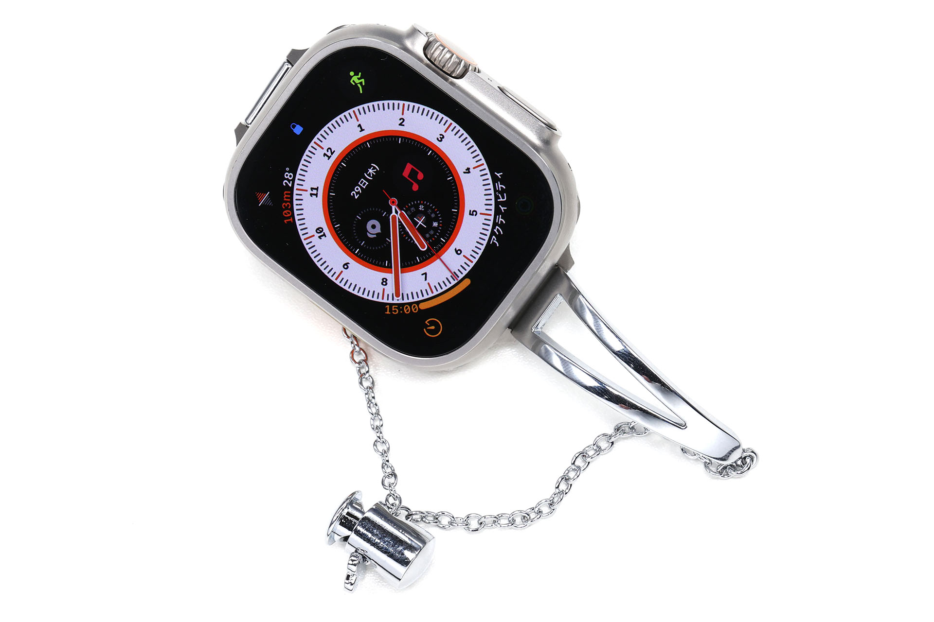 <a href="https://amzn.asia/d/evp1haY" class="strong bn" target="_blank">NINKIブランド品</a>（1999円）。ガーリィでフェミニンな雰囲気のアクセサリー系バンドだが、もしかして近未来的なApple Watch Ultraの雰囲気が盛り上がってアリ？　ギャップがありまくりで、アリ/ナシは人によるかも。それ以前に、チェーンが切れそうで怖い。やっぱりそうか～。