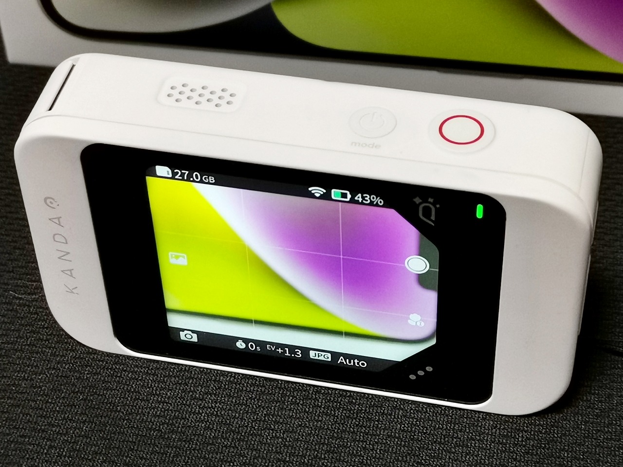 少々分かりづらいが、上部にある赤丸のあるボタンが撮影ボタン。タッチモニターでは、右側にある二重丸が撮影ボタンになる