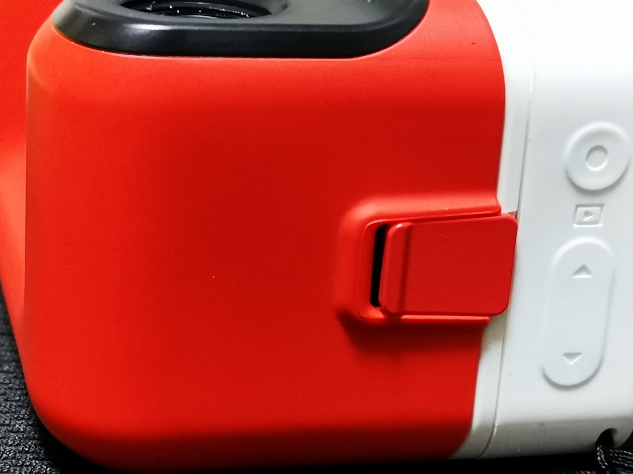 マグネットだけでもかなり強力に貼り付くが、ラッチがあるのでさらに安心。