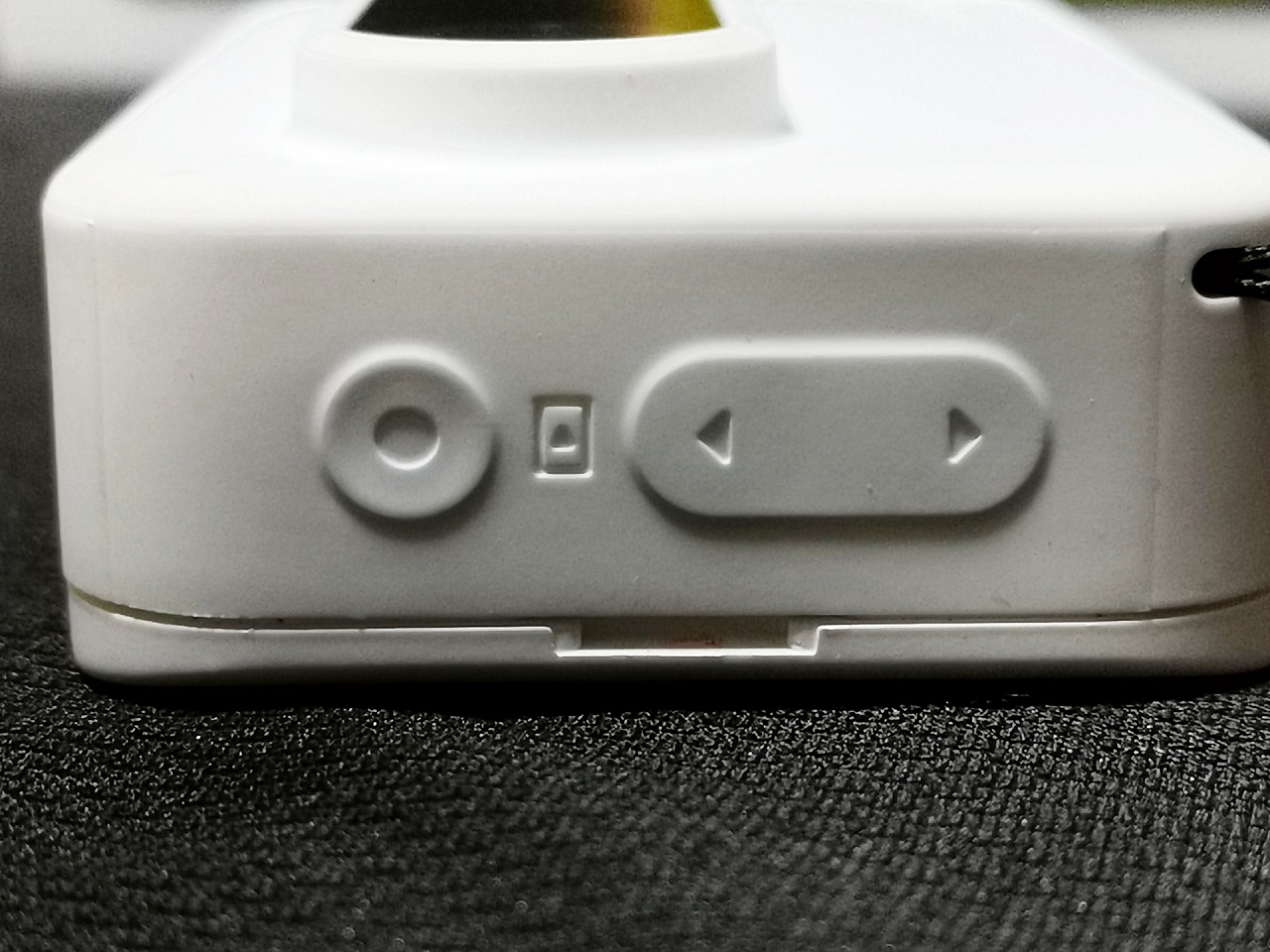 ビューア装着時、本体側面のボタンは、左から選択または再生、逆／順送りとなる