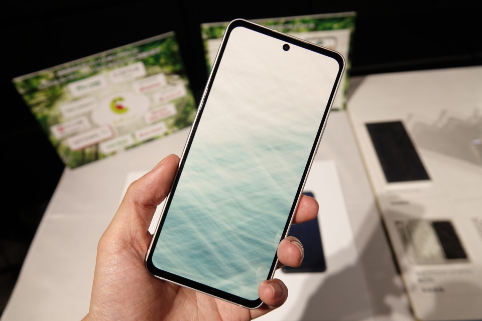 スマートフォン本体 arrows N F-51C arrows N F-51C：製品紹介 | FCNT合同会社
