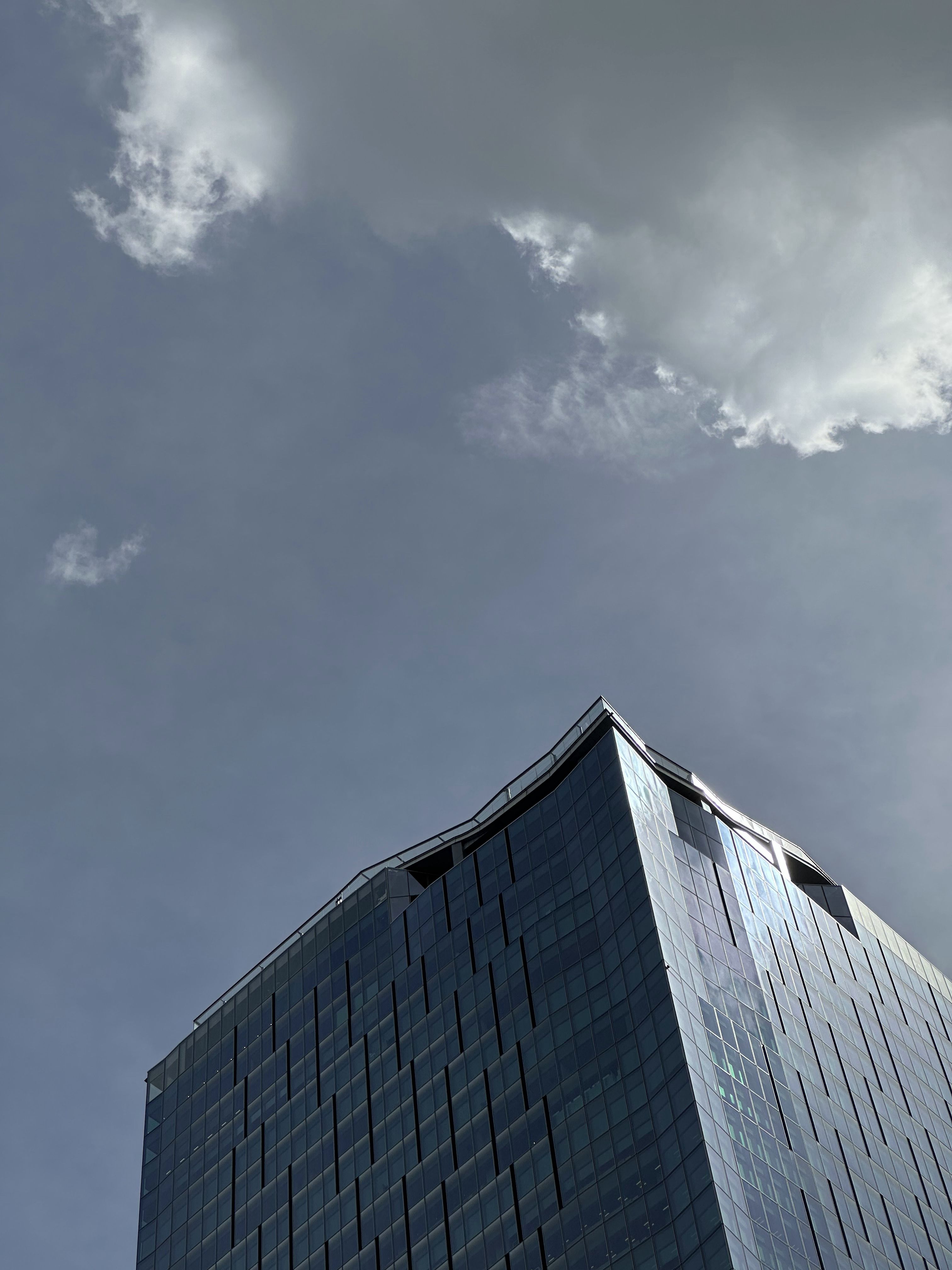 逆光時の写りは、点光源さえフレーム内に入れなければ良好だ。このカットの場合、ビルの反射や雲などハイライト部をキープしつつ、ビル壁面の描写もしっかりとしている