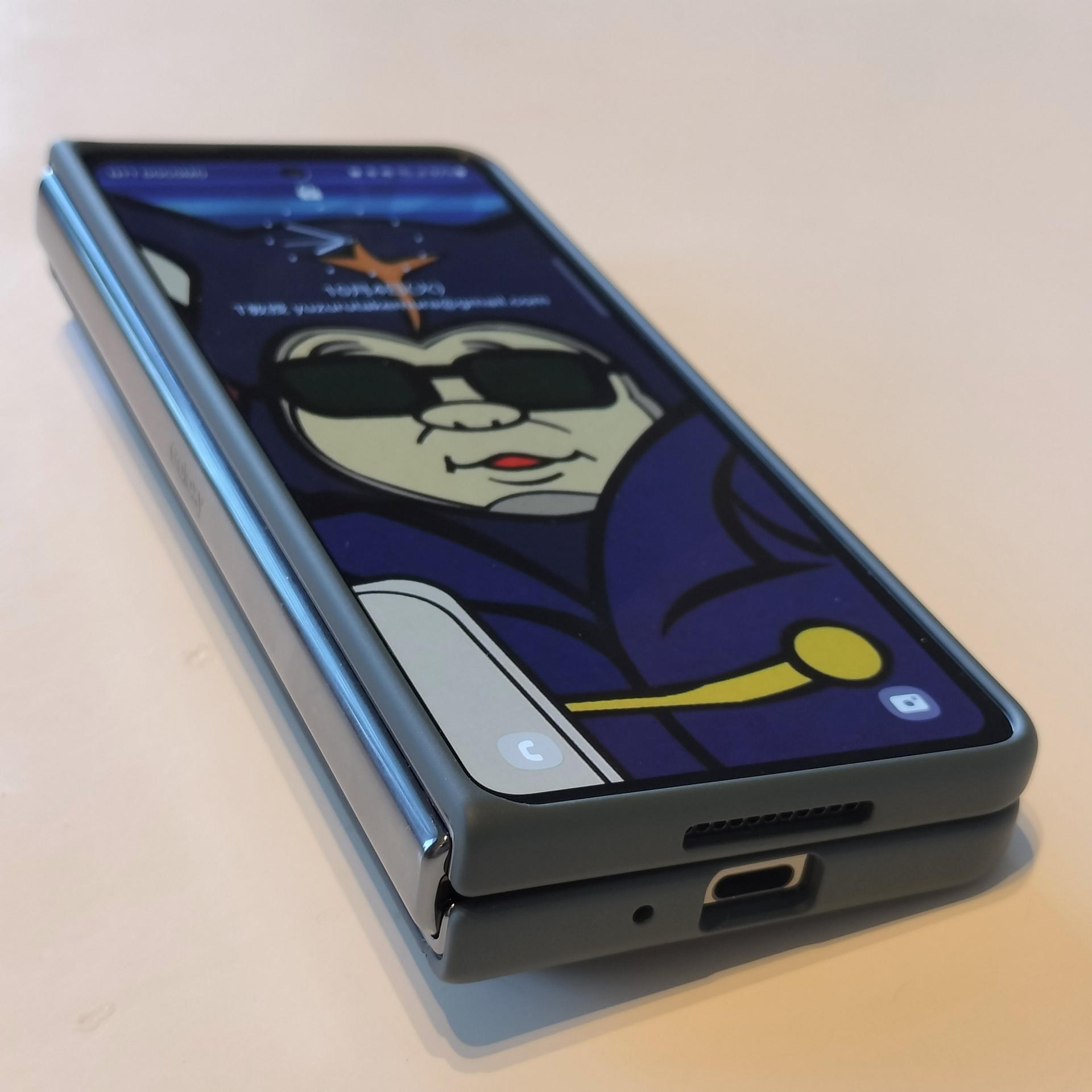 ペンホルダーの出っ張りはGalaxy Z Fold4をデスクやテーブルの上に置いた時に傾いてしまう。過去余り見慣れていない光景なので慣れるまでは違和感満載