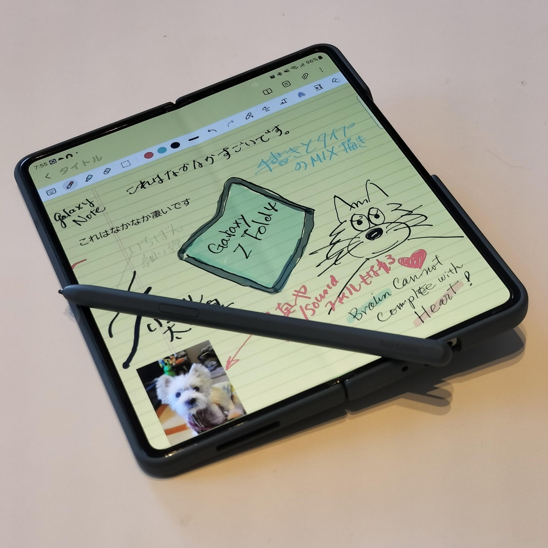 ペンホルダーの出っ張りはGalaxy Z Fold4をデスクやテーブルの上に置いた時に傾いてしまう。過去余り見慣れていない光景なので慣れるまでは違和感満載