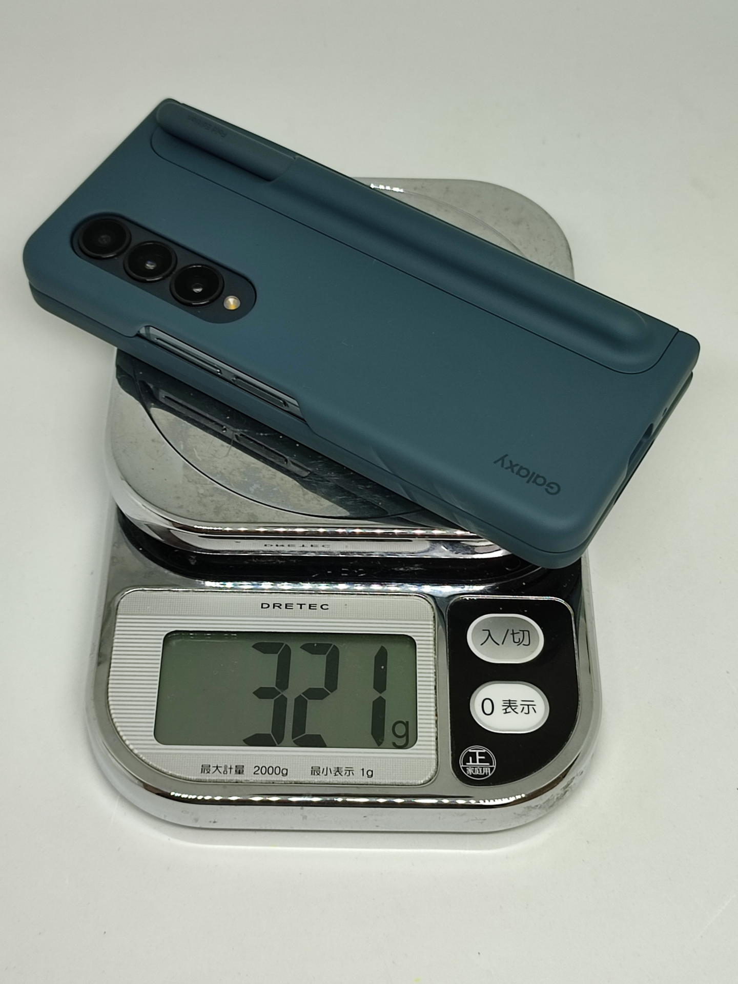 ペンホルダー付きなら実測重量321g、スタンドモジュールに交換すれば実測316g。Galaxy Z Fold4単体は実測重量268gだ