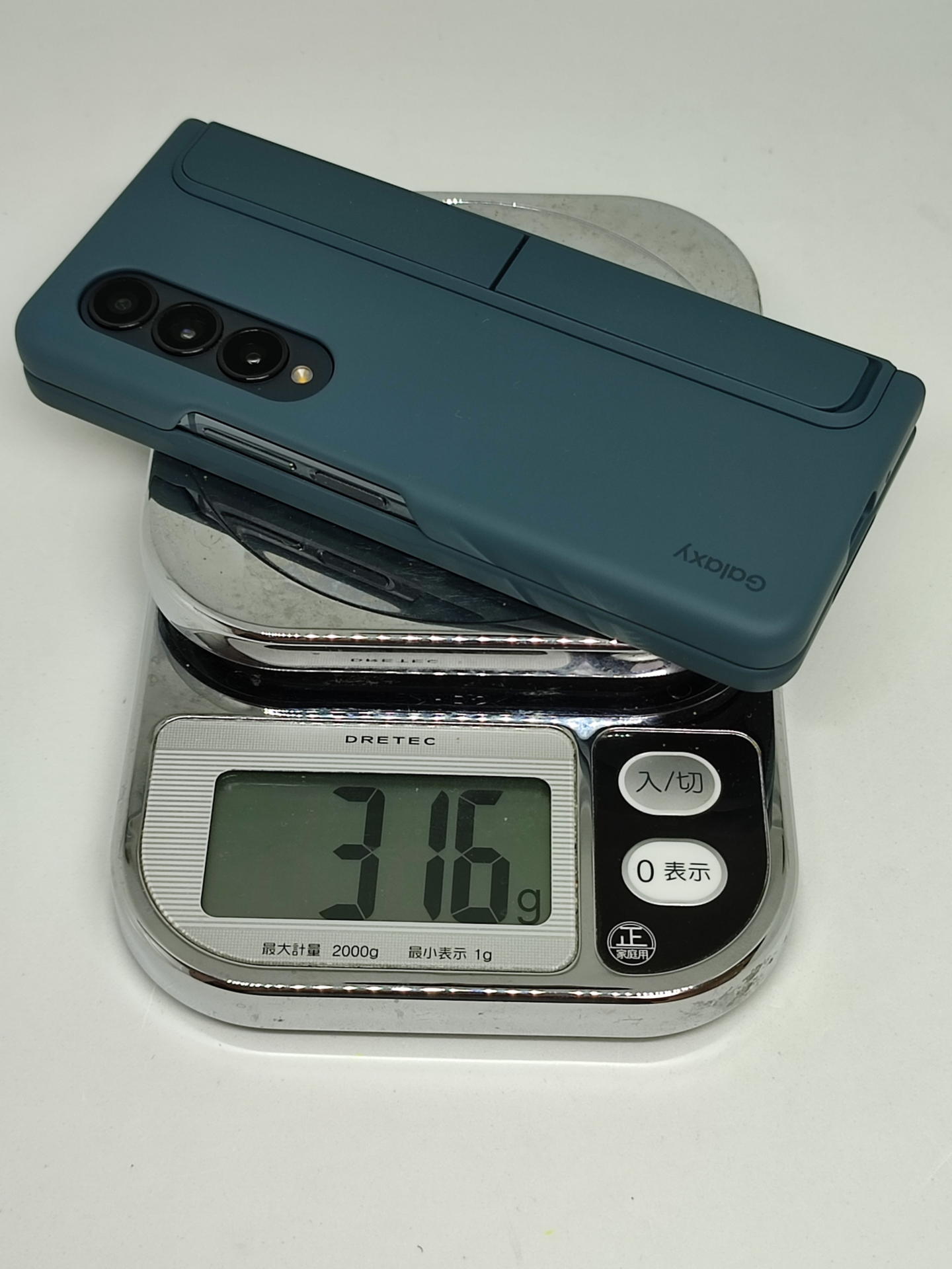 ペンホルダー付きなら実測重量321g、スタンドモジュールに交換すれば実測316g。Galaxy Z Fold4単体は実測重量268gだ