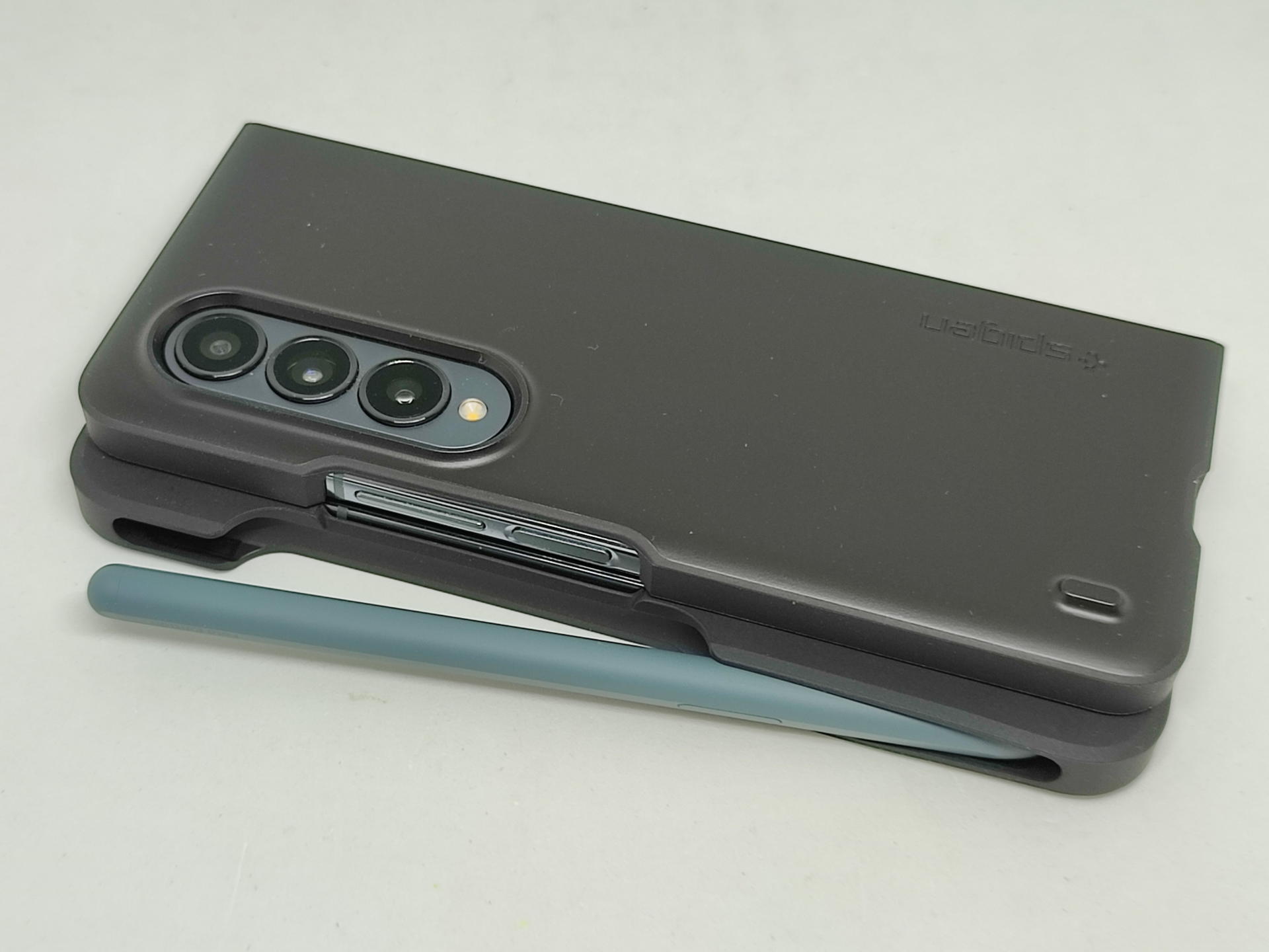 ペンホルダーをカバーディスプレイ側の側面に拡張するタイプなのでカメラ側のカバーとペンの幅だけ段差が生じてしまう。純正のように厚さは増えないのでどちらが良いかはユーザーの選択だろう