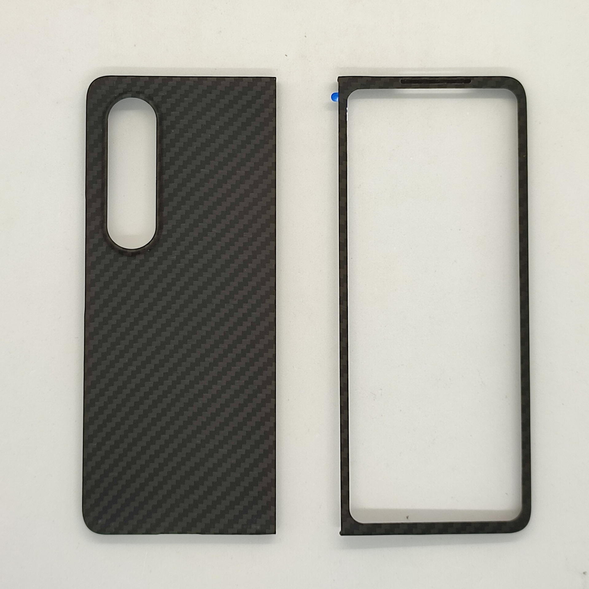 ペン優先で無ければ筆者の推しはアラミド繊維を使用した実測で11gという超々軽量ケースだ。カーボン柄が見た目もクールだ。マットな表面はほとんど指紋がつかず手でグリップしてもまず滑り落ちることは無い