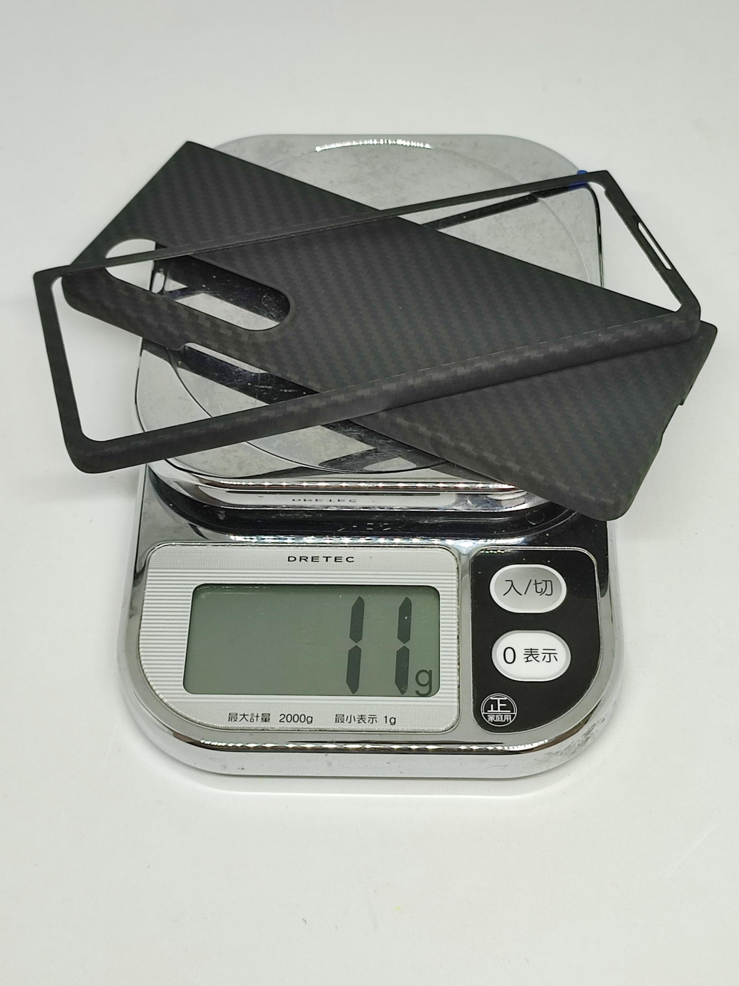 ペン優先で無ければ筆者の推しはアラミド繊維を使用した実測で11gという超々軽量ケースだ。カーボン柄が見た目もクールだ。マットな表面はほとんど指紋がつかず手でグリップしてもまず滑り落ちることは無い