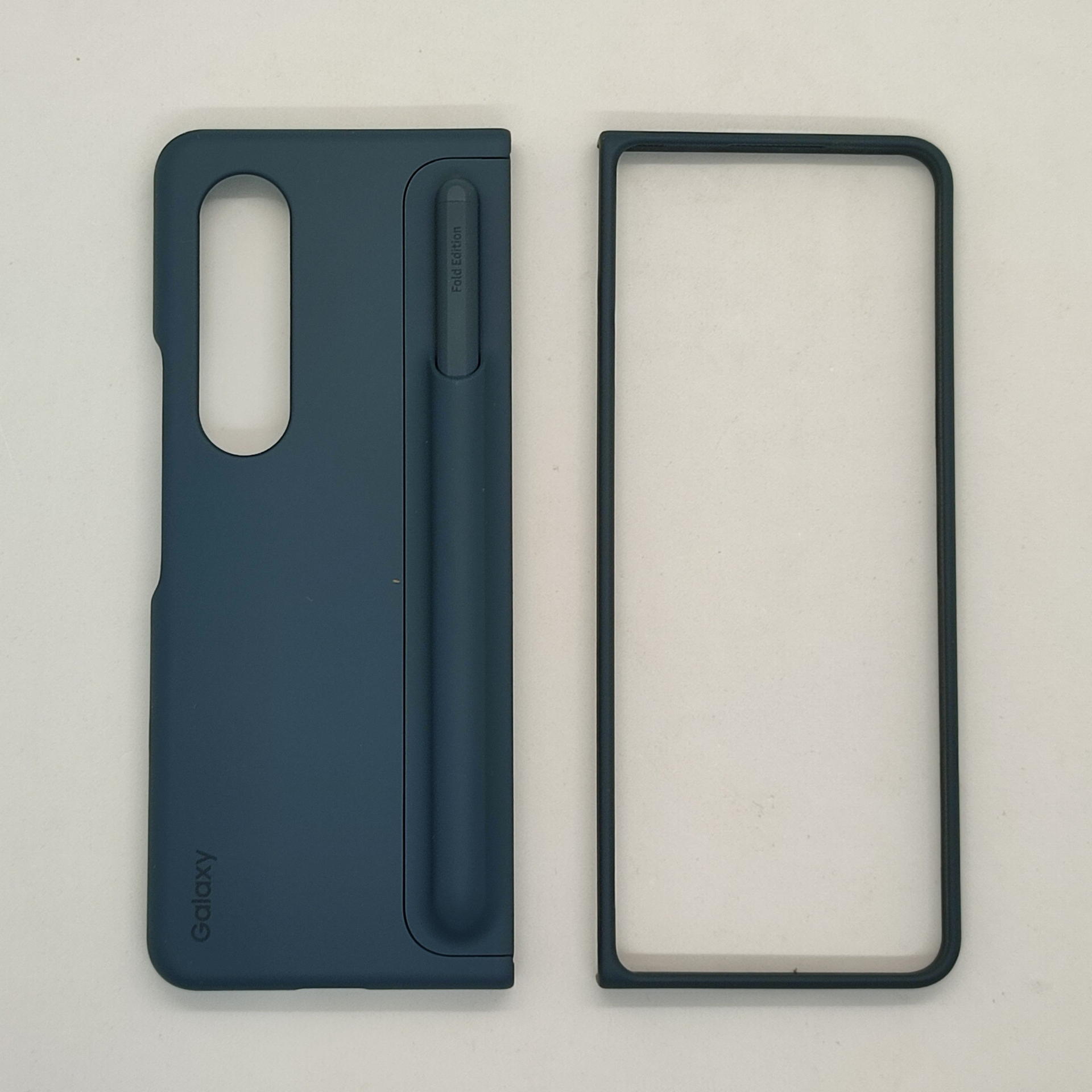 サムスン純正のGalaxy Z Fold4 Standing Cover with Penケース。徹底的に考えられたベストケースのひとつだが考える時間が長すぎた感じがしないでもない