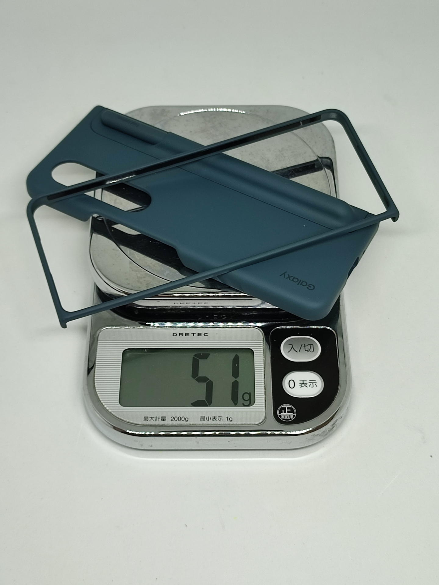Galaxy Z Fold4 Standing Cover with Penはペンを含んでも実測51g。フィット感はさすがに純正だ。ペン不要のシーンではスタンドモジュールに交換も可能だ。手でグリップした時にペンホルダーの出っ張りは筆者には大いに違和感があった