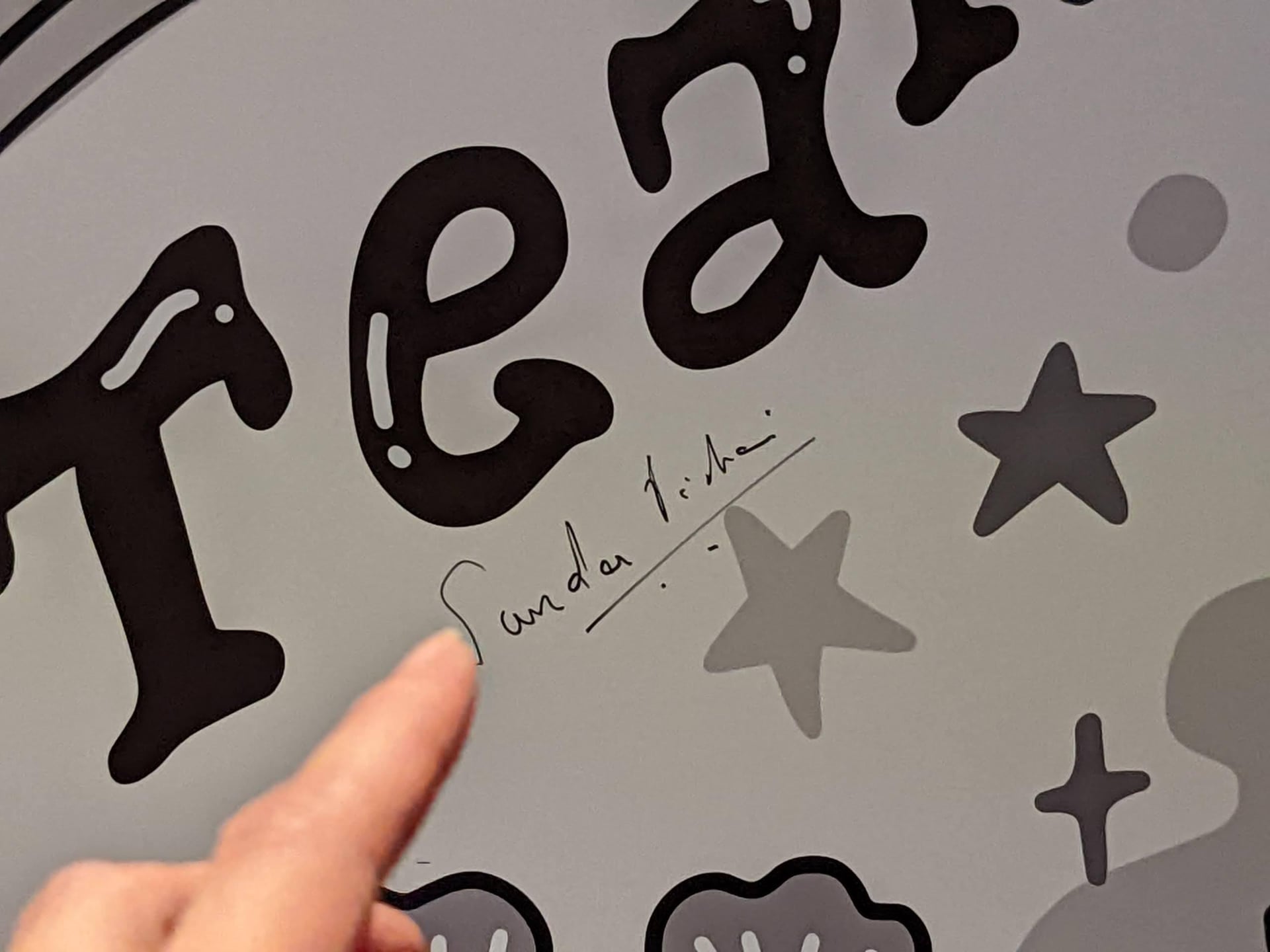 Pixel 7発表会場のボードにピチャイCEOのサインも残されていた