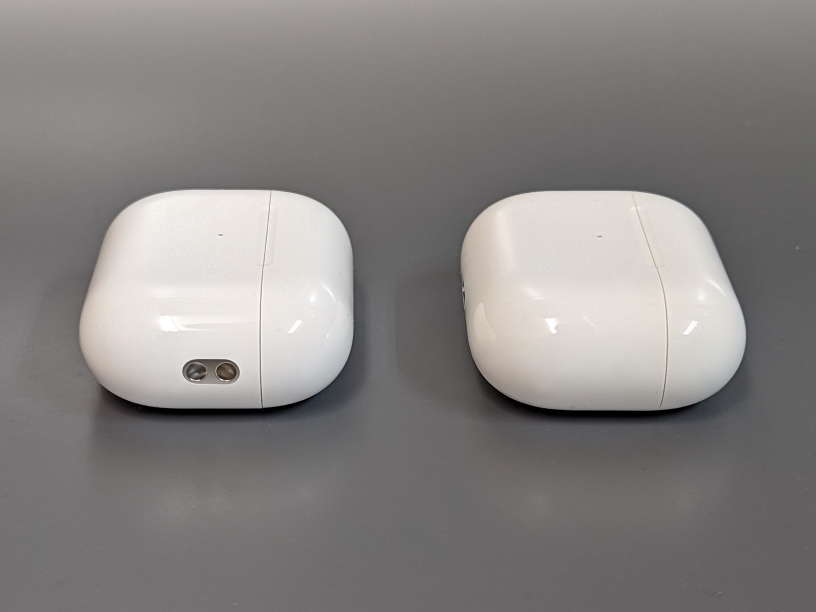 側面にはストラップホールが設けられている。Apple製品には珍しい意匠だ