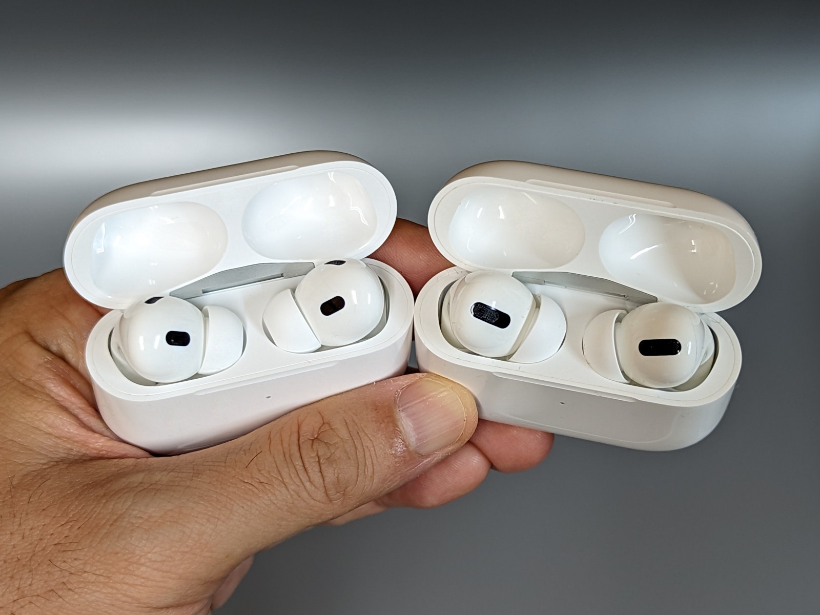 ケースのサイズは同一だが、初代と第2世代を交互に入れ替えることはできないようだ