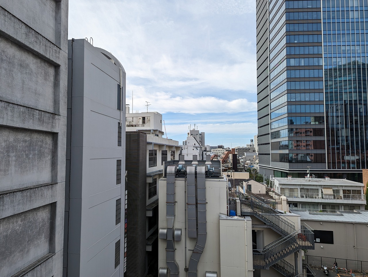 メインの広角カメラで撮った写真と、30倍ズームで撮った写真。豆粒のように小さかった基地局が、はっきり見えている