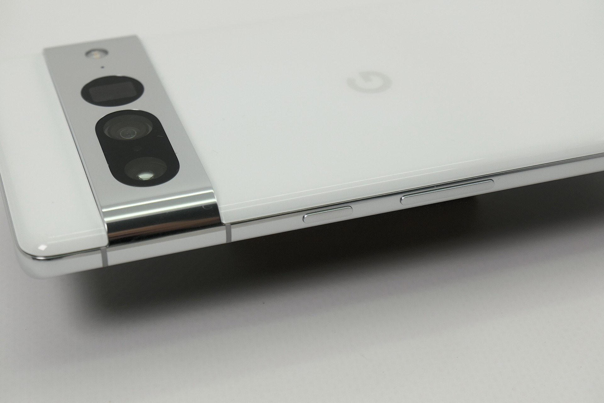 電源ボタンと音量ボタンは右側面に