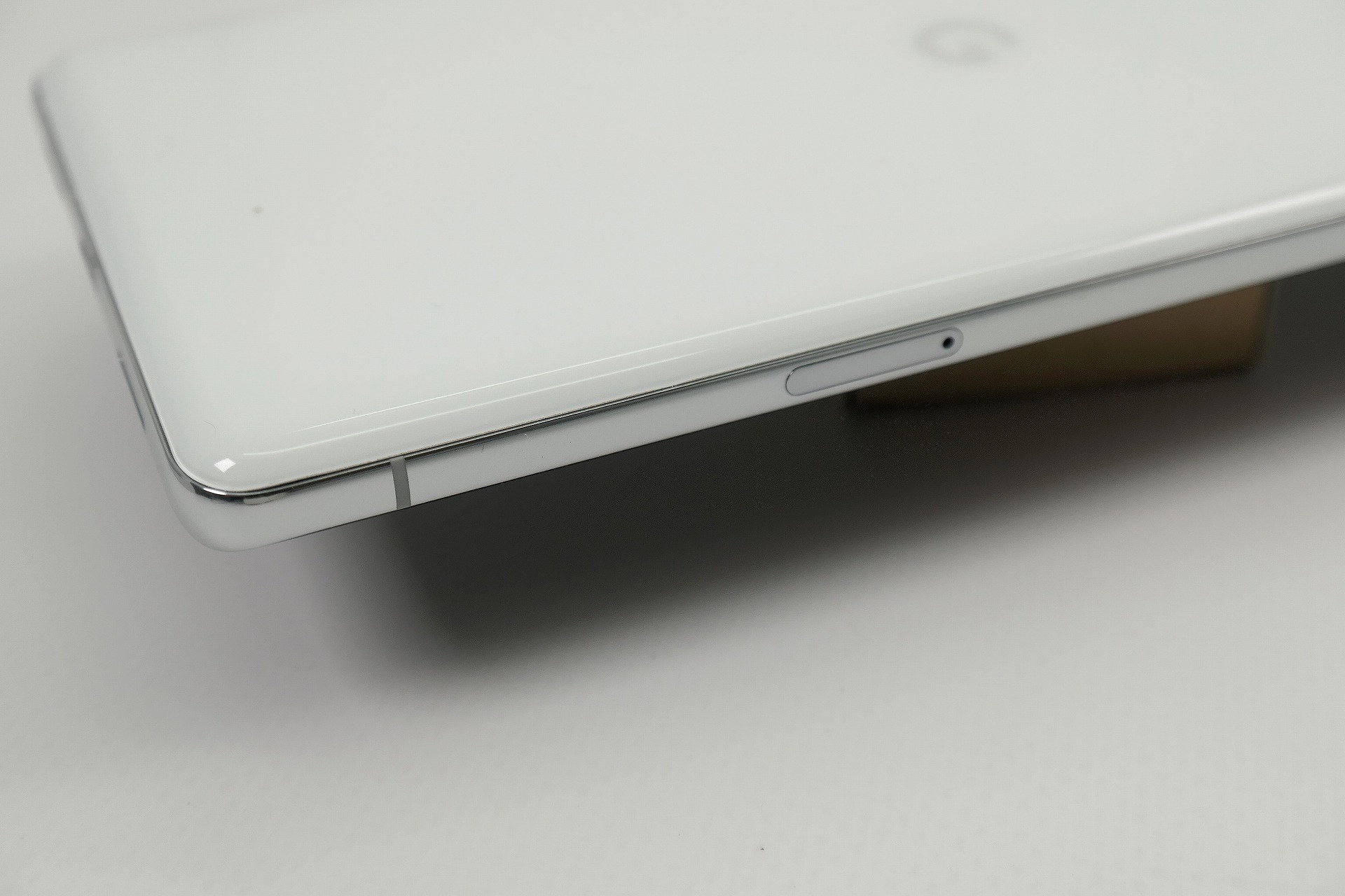 SIMスロットは左側面に