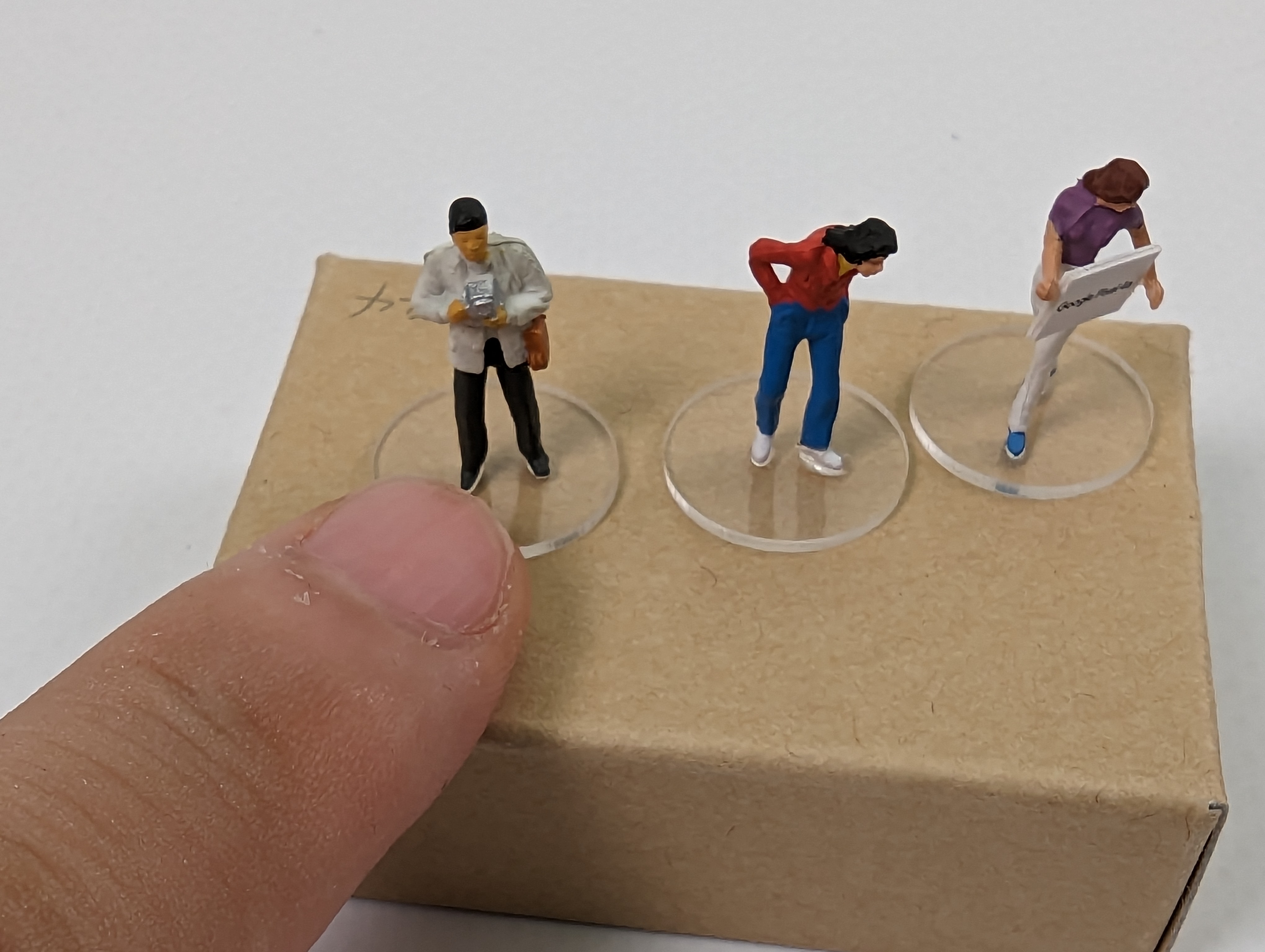 指サイズのミニチュアもマクロモードを使うと大きく写せる