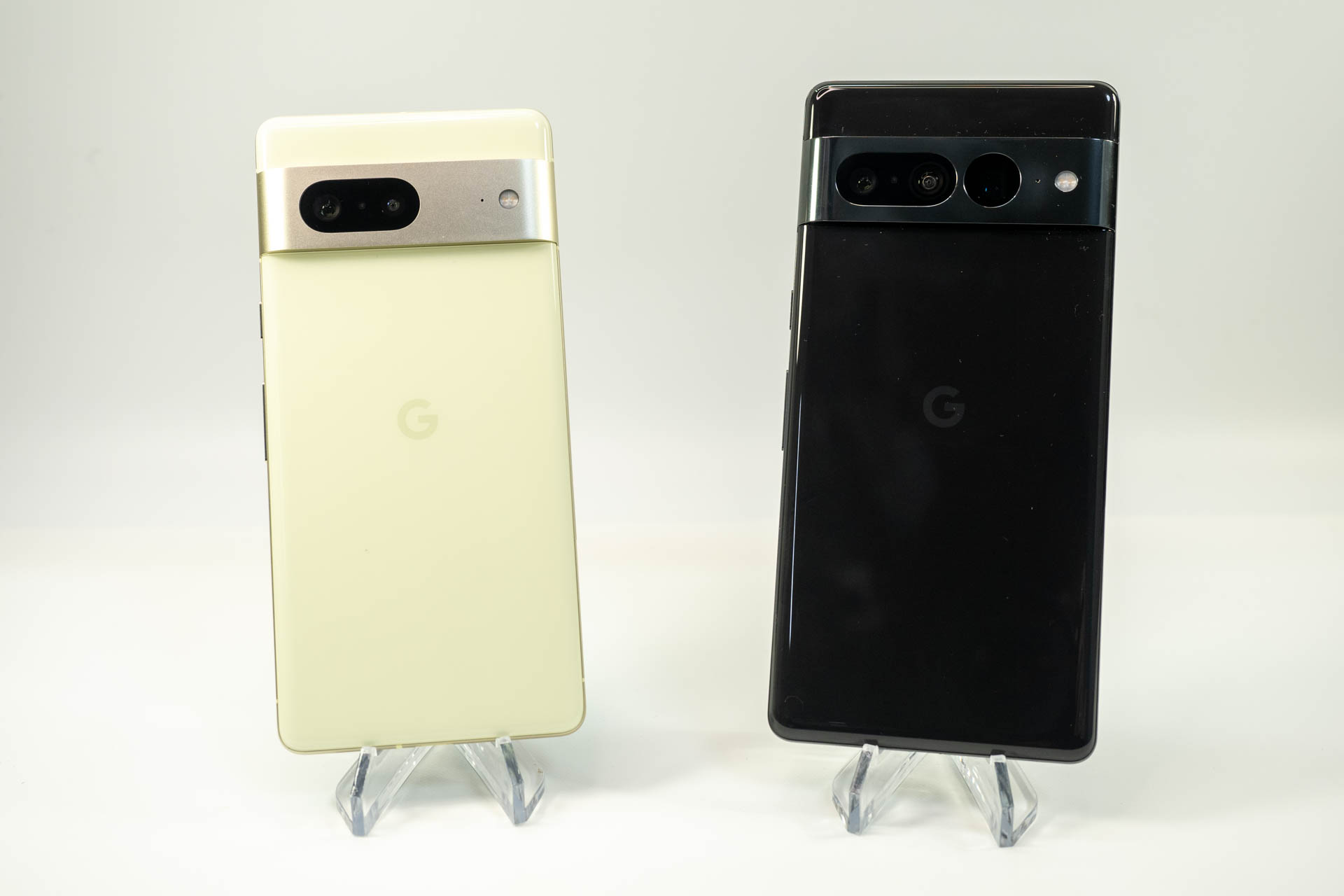 「Pixel 7」（左）と「Pixel 7 Pro」（右）