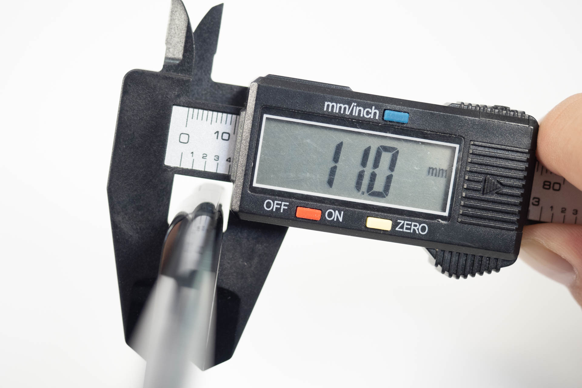 カメラ部分は実測で約11mm