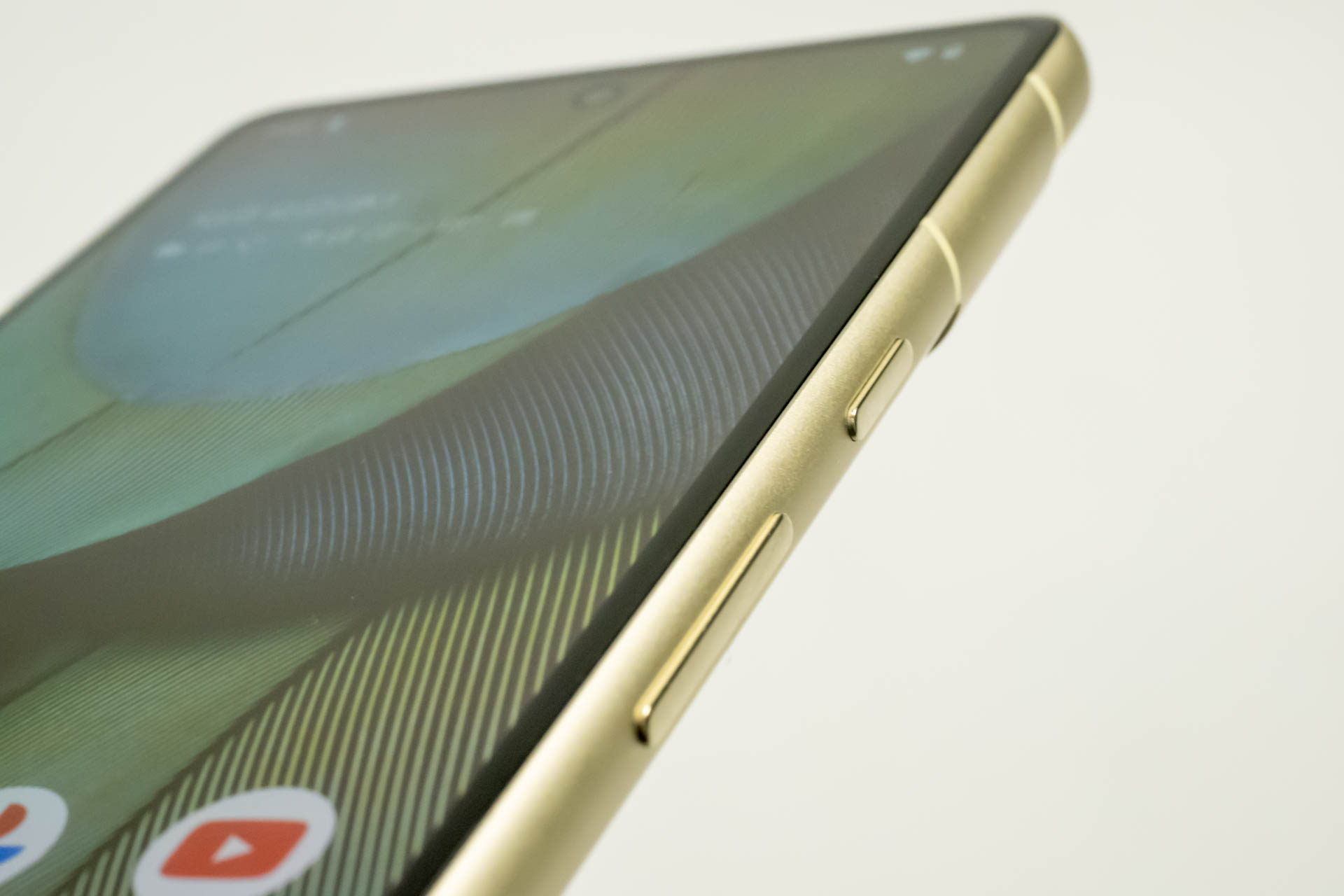 ディスプレイの両サイドはフラットな仕上げ