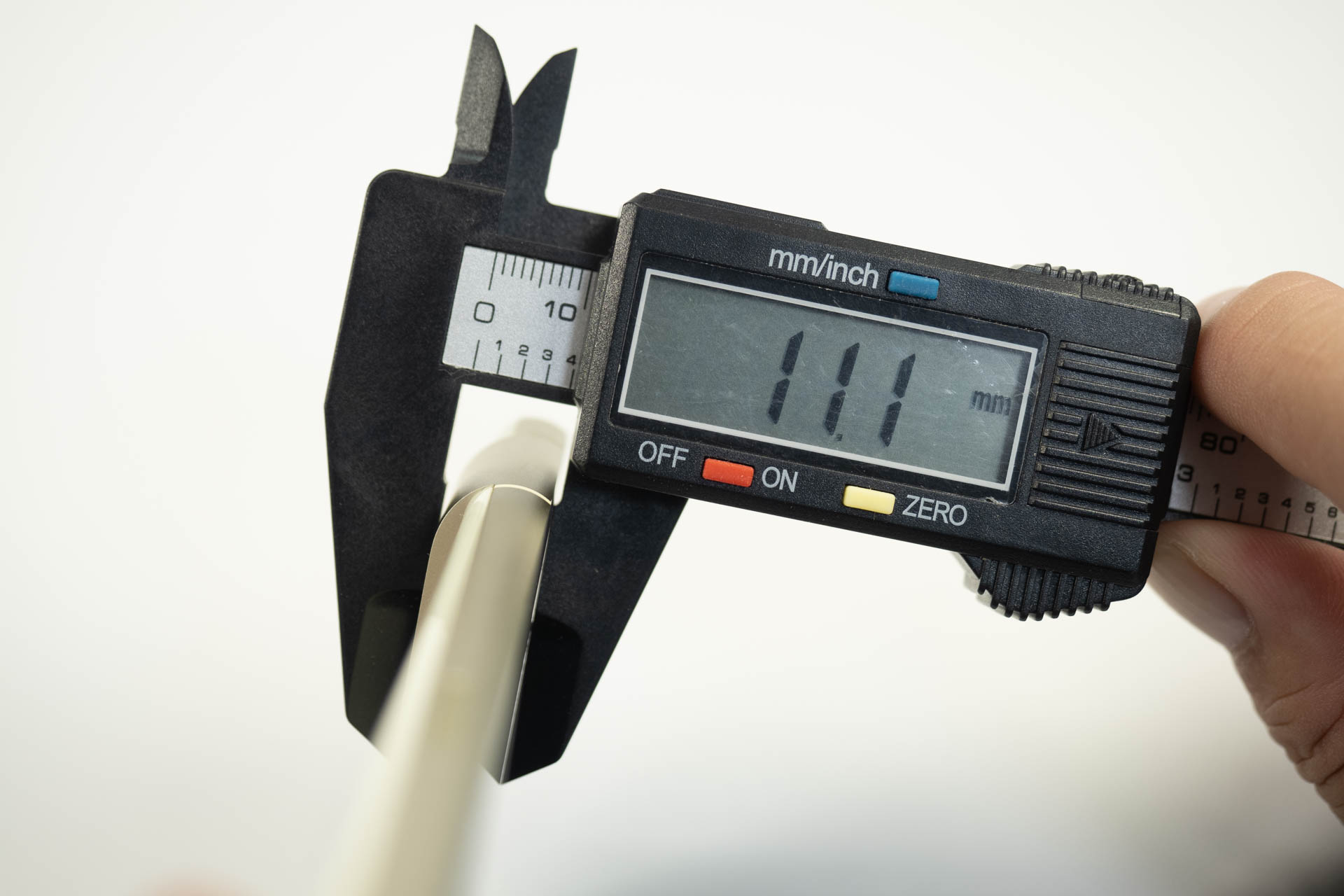 カメラ部分は実測で約11.1mm