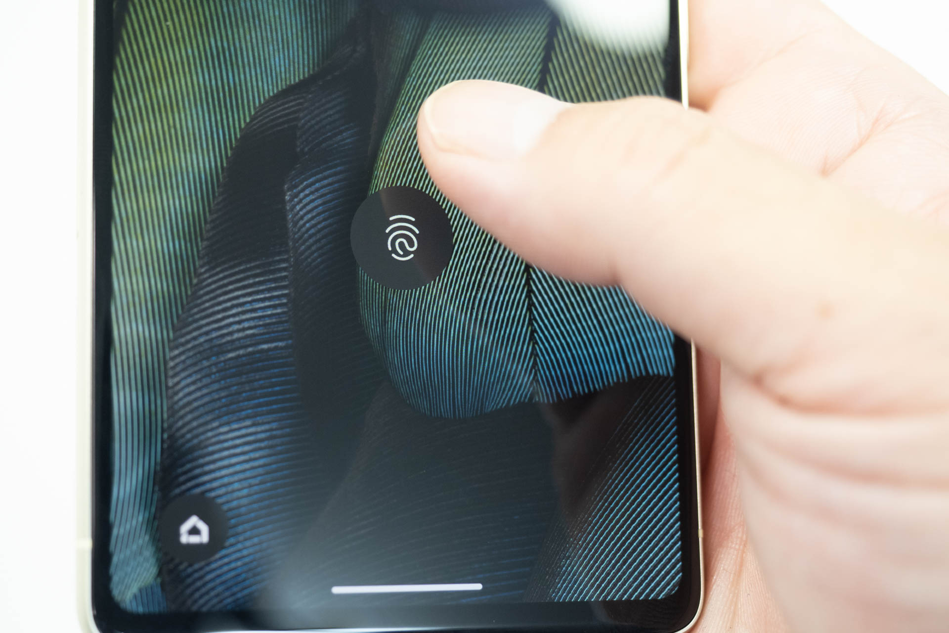 指紋認証はディスプレイ埋め込み型で、反応は「Pixel 7 Pro」との差は感じなかった