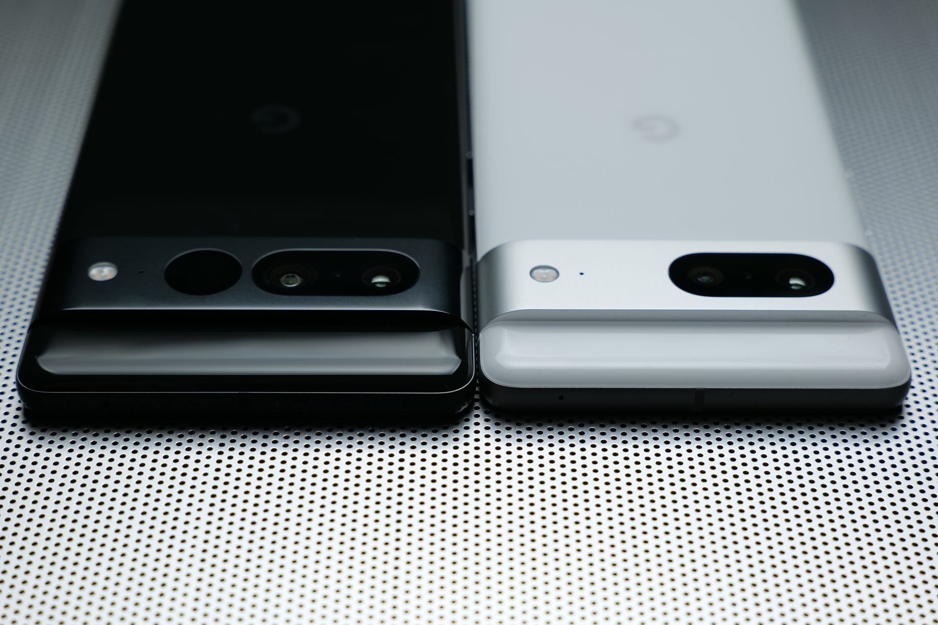 「Pixel 7 Pro」は3眼、「Pixel 7」は2眼。カメラバーの処理が異なっている