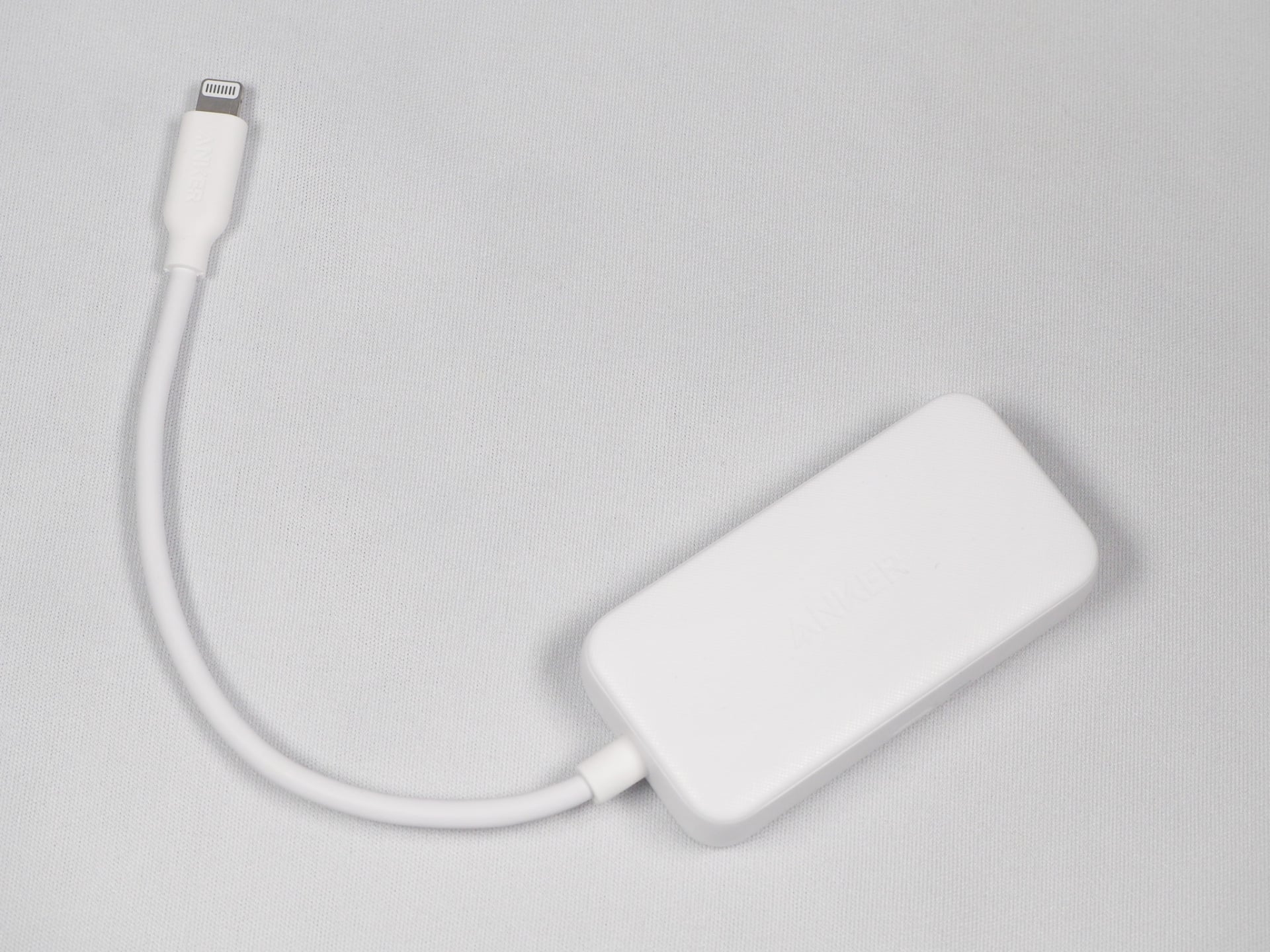 アンカーの「ライトニング＆イーサネット　充電アダプタ」。iPhoneのLightning端子につなして有線LANに接続できるようにする機器だ