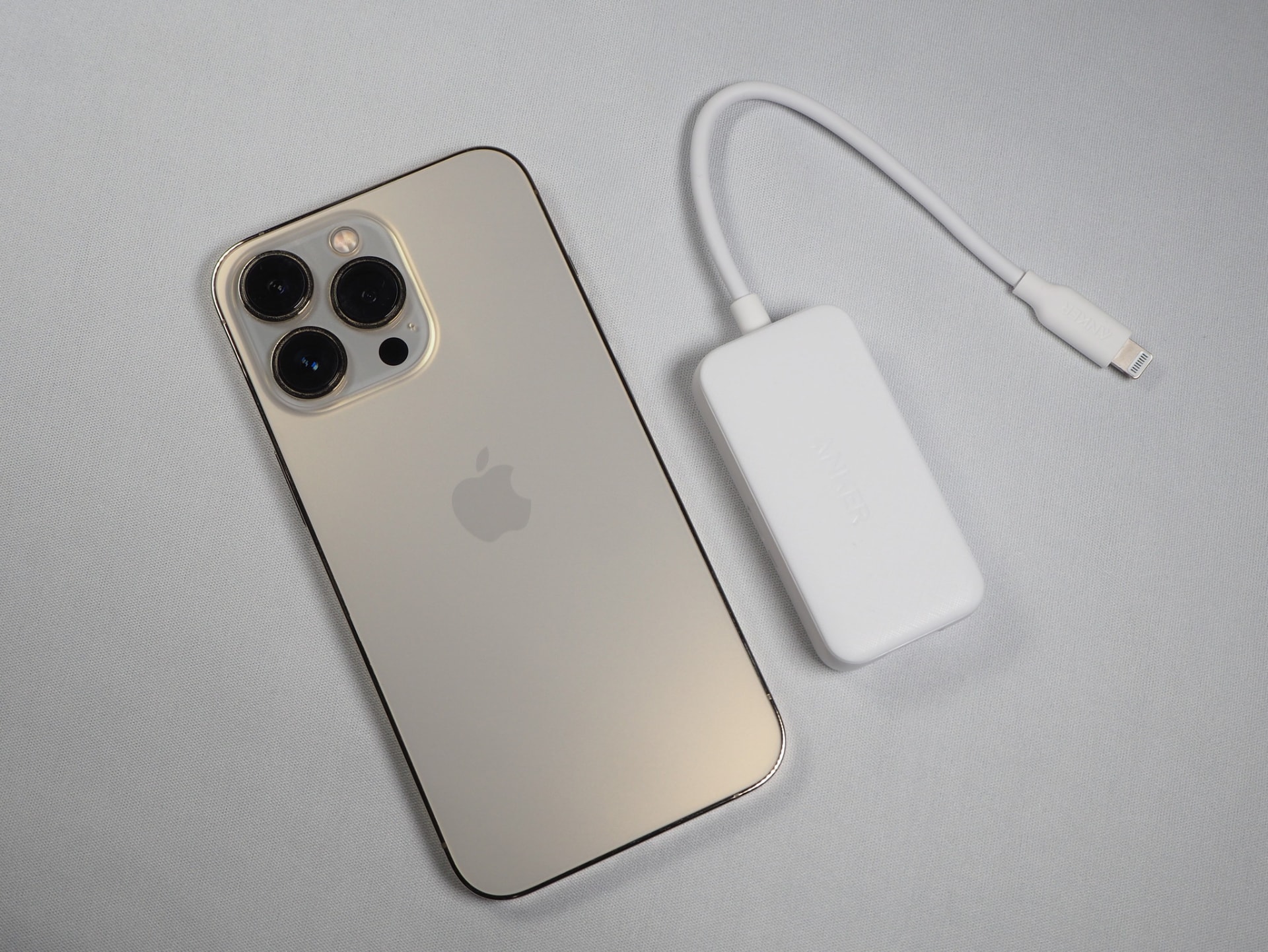「iPhone 13 Pro」と並べたところ。サイズはやや大きめだ